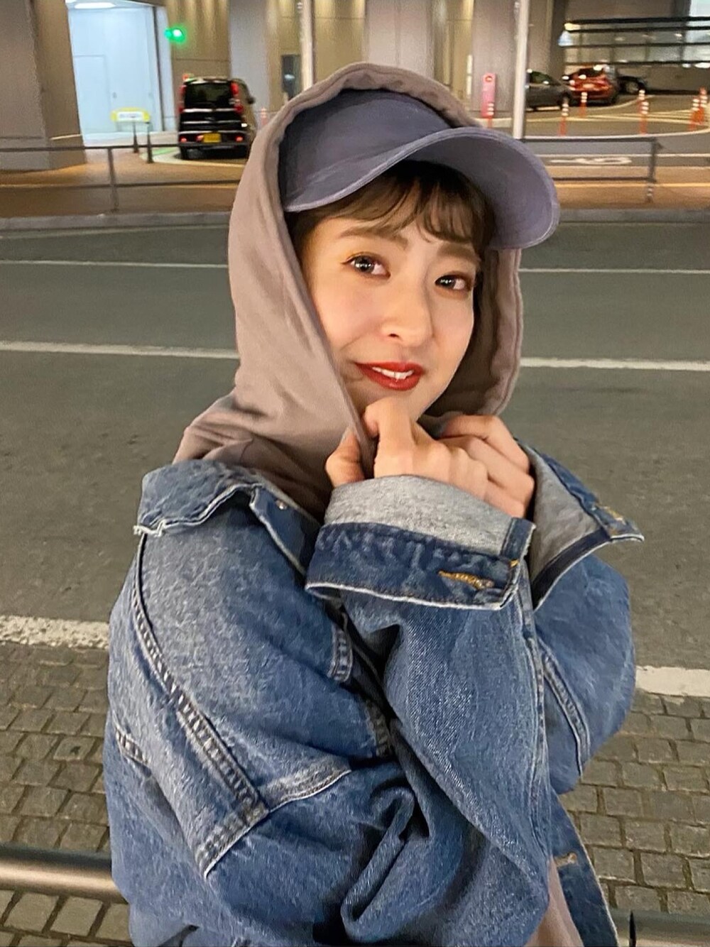 「JEANASiS、キャップ、NEW ERA、デニムジャケット、Gジャン、春コーデ、フーディー、パーカー、ストリート、カジュアル」｜「JEANASISのアイテム（トップス、ベージュ系）」を使った、AIKAさん（レディース・158cm）の春コーディネートの1枚目の写真