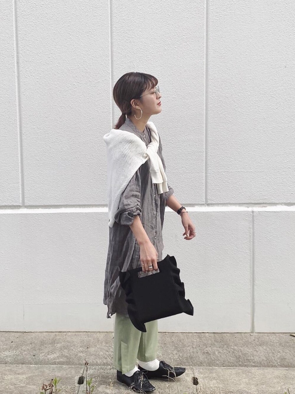 「JEANASiS、春コーデ、シャツスタイル、ロングシャツ、ゆるコーデ、フレアパンツ、ピスタチオ、グリーン、バレエシューズ、大人カジュアル」｜「JEANASISのワッシャーチュニックシャツLS/871926（シャツ/ブラウス、グレー系）」を使った、AIKAさん（レディース・158cm）の春コーディネートの1枚目の写真