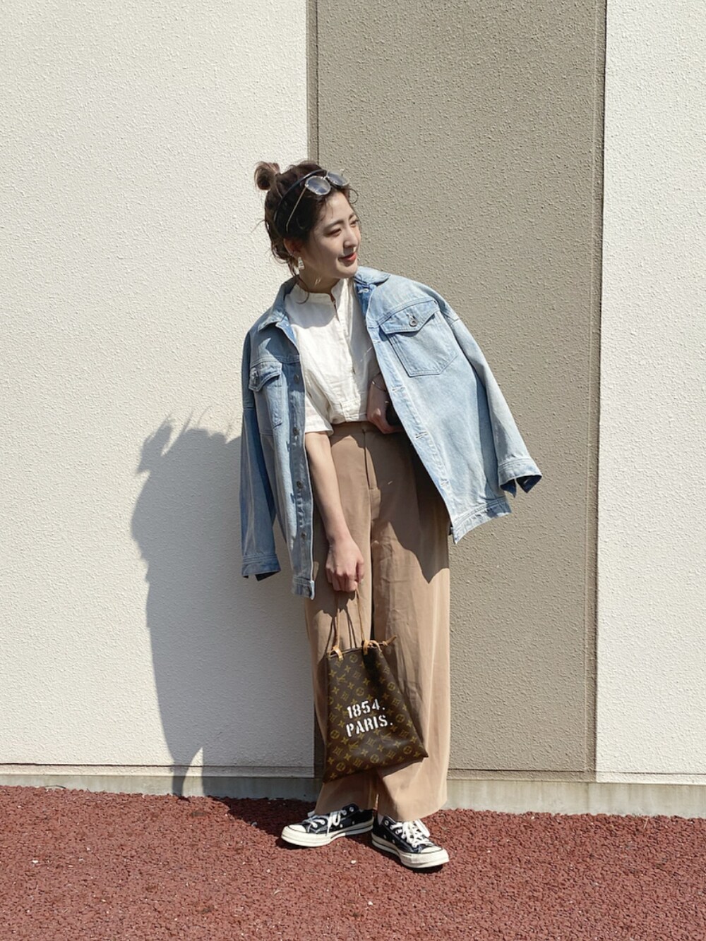 「JEANASiS、デニムジャケット、Gジャン、ブラウス、ストレートパンツ、大人カジュアル、スニーカー、おだんごヘアー、オトナカジュアル、カジュアルコーデ」｜「JEANASISのリネンカフタンプルオーバーシャツ/885740（シャツ/ブラウス、ホワイト系）」を使った、AIKAさん（レディース・158cm）の春コーディネートの1枚目の写真