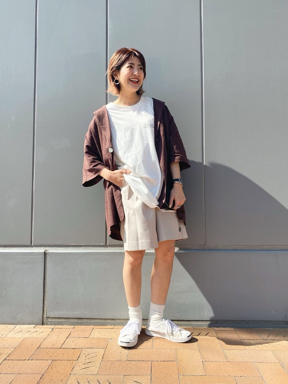 「JEANASiS、ハーフパンツ、キュロット、ジャケット、ロンT、ビッグシルエット、ストリートMIX、カジュアルコーデ、ラフ、春夏コーデ」｜「JEANASISのバックロゴショートスリーブT/887545（Tシャツ/カットソー、グレー系）」を使った、AIKAさん（レディース・158cm）の春コーディネートの1枚目の写真