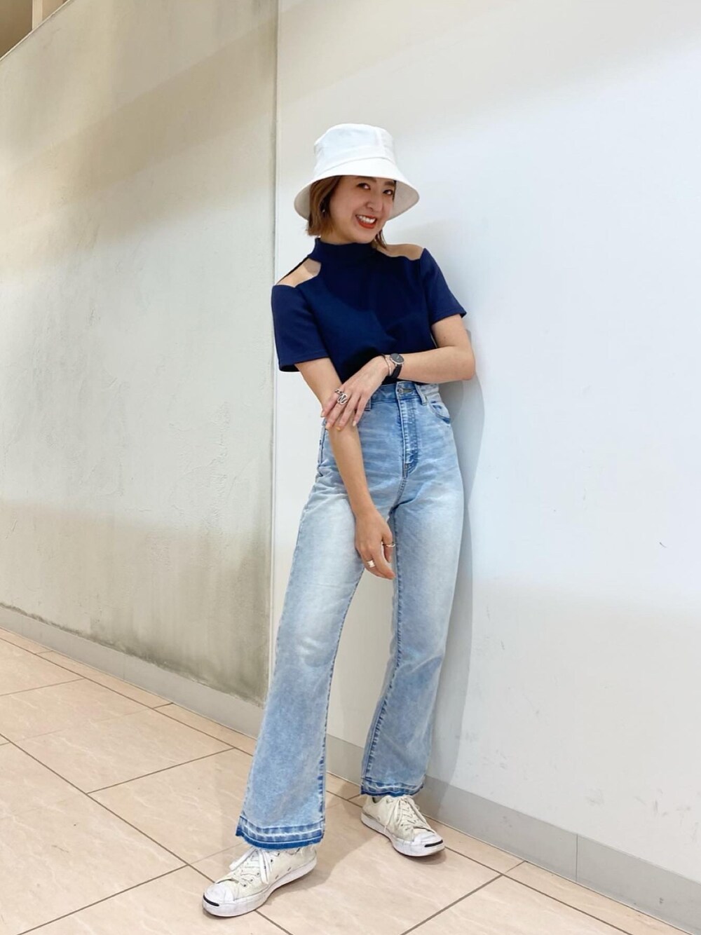 「JEANASiS、オープンショルダー、デニム、ハイウエスト、バケットハット、夏コーデ、パンツスタイル、カジュアルコーデ、スポーツミックス、スニーカー」｜「JEANASISのショルダーオープンタイトSS/886616（Tシャツ/カットソー、ブルー系）」を使った、AIKAさん（レディース・158cm）の春コーディネートの1枚目の写真