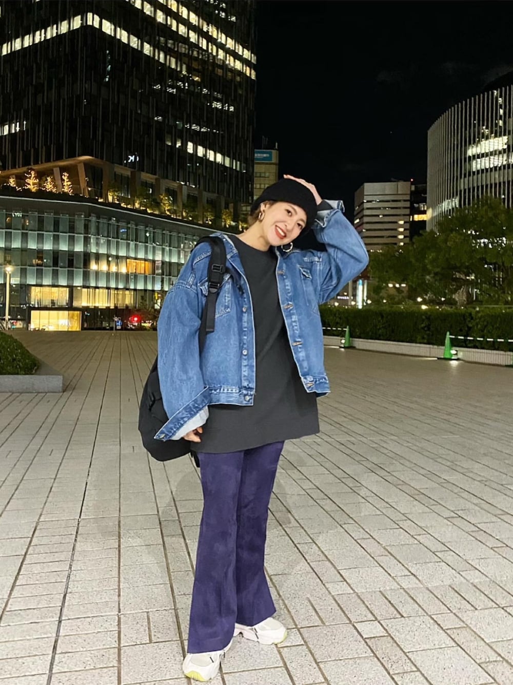 「Gジャン、スウェット、ストリート、ストリートMIX、ビーニー、フレアパンツ、ダッドスニーカー、ジーナシス、デニム、カジュアルコーデ」｜「JEANASISのアソートバックフォトウラケプルオーバー/926409（スウェット、ブラック系）」を使った、AIKAさん（レディース・158cm）の秋コーディネートの1枚目の写真
