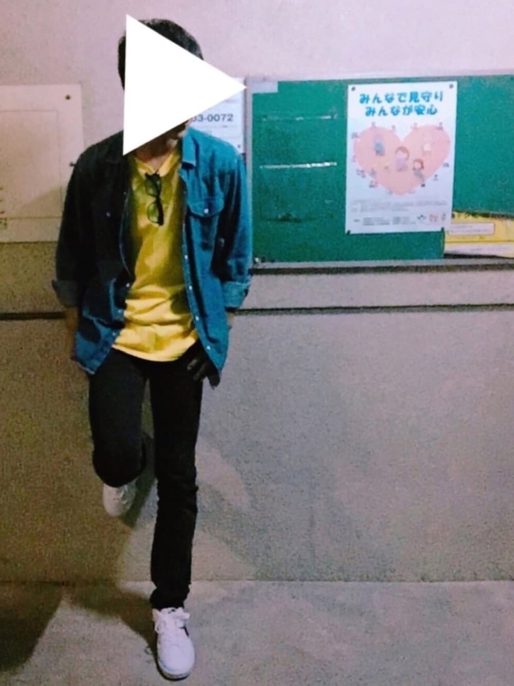 「カジュアル、黄色Tシャツ、原色×原色、4色コーディネート、ドラフトナイキ、ナイキ」｜「UNIQLOのアイテム（シャツ/ブラウス、ブルー系）」を使った、低姿勢さん（メンズ・177cm）の秋コーディネートの1枚目の写真