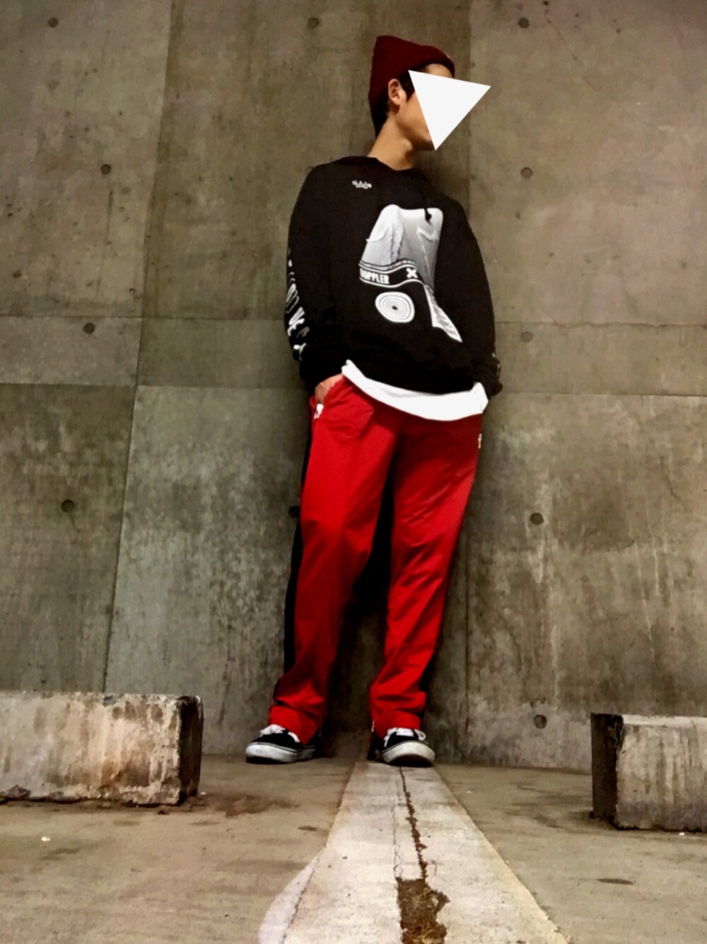 「ストリート、赤、黒、赤黒、3色コーデ、パーカー、VANS、oldschool、若干90's」｜「BEN DAVISの【UNISEX】BENDAVIS(ベンディビス)ニット帽（ニットキャップ/ビーニー、レッド系）」を使った、低姿勢さん（メンズ・178cm）の春コーディネートの1枚目の写真