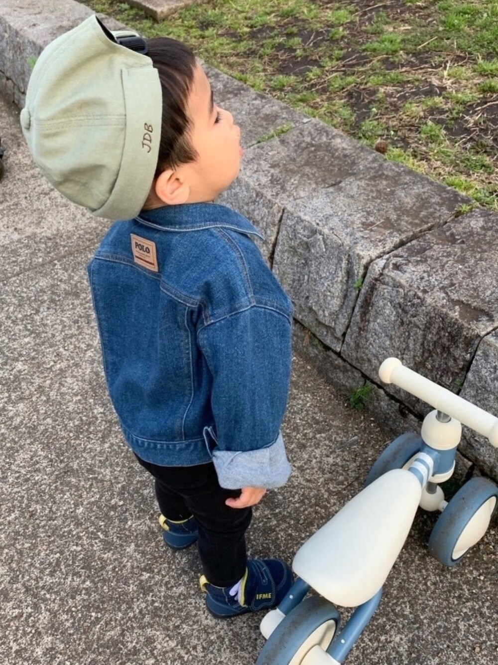 「パステル映える春、春コーデ、キッズコーデ、男の子コーデ、ミントグリーン、デニムジャケット、フィッシャーマンキャップ」｜「jdbase_capのアイテム（帽子、グリーン系）」を使った、AahHiiさん（キッズ・80cm）の春コーディネートの1枚目の写真