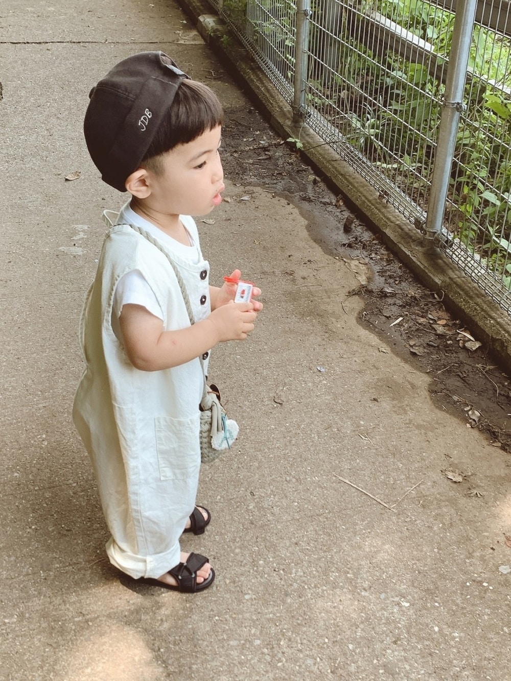 「キッズファッション、キッズコーデ、男の子コーデ、サロペット、夏コーデ」｜「韓国子供服のアイテム（オールインワン・サロペット、ホワイト系）」を使った、AahHiiさん（キッズ・90cm）の夏コーディネートの1枚目の写真