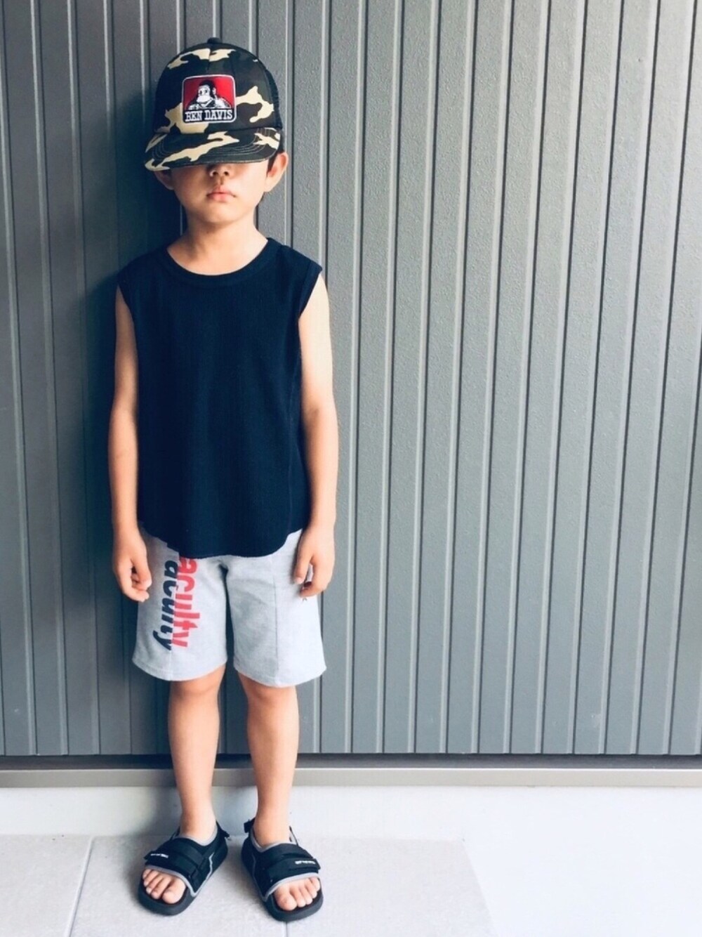 「夏コーデ、ちょっとそこまで、ラクチンコーデ、キッズファッション、小学生、男の子、キャップ、タンクトップ、ハーフパンツ、ネイビー×グレー」｜「VANSのキッズ サンダル VANS ヴァンズ ALLEN(16-23) V7618K BLACK（サンダル、ブラック系）」を使った、ちーさん（キッズ・120cm）の夏コーディネートの1枚目の写真