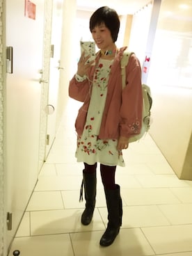 「刺繍」｜「アイテム（PC・スマホグッズ/家電）」を使った、kahi さん（レディース・166cm）の春コーディネート