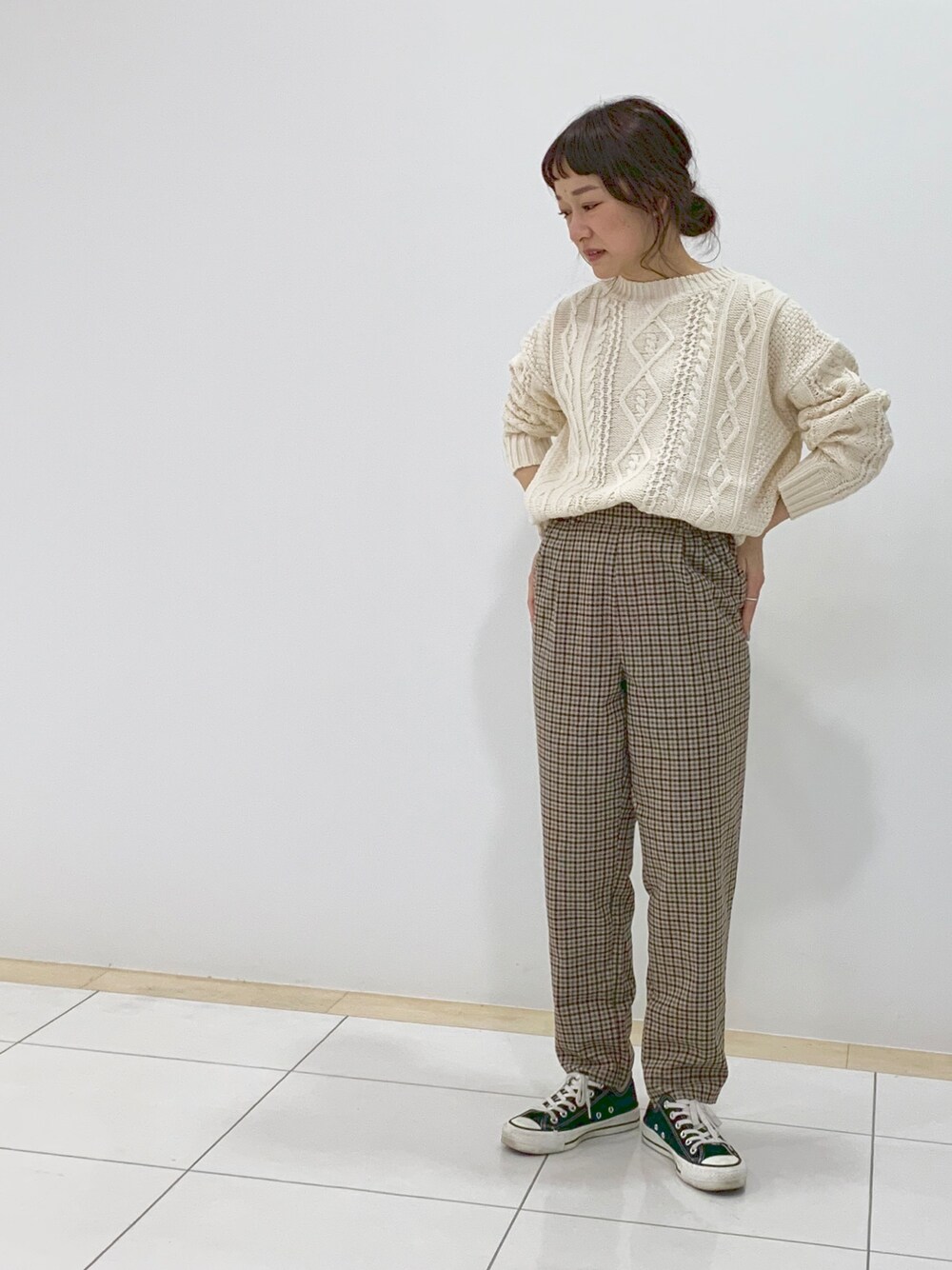 「パンツスタイル、低身長、秋冬コーデ、チェック、ケーブルニット、カジュアルコーデ、プチプラ、チェックパンツ、ニット」｜「Green　Parksの・フロントケーブルプルオーバー（ニット/セーター、ホワイト系）」を使った、atsuko▼△さん（レディース・151cm）の秋コーディネートの1枚目の写真