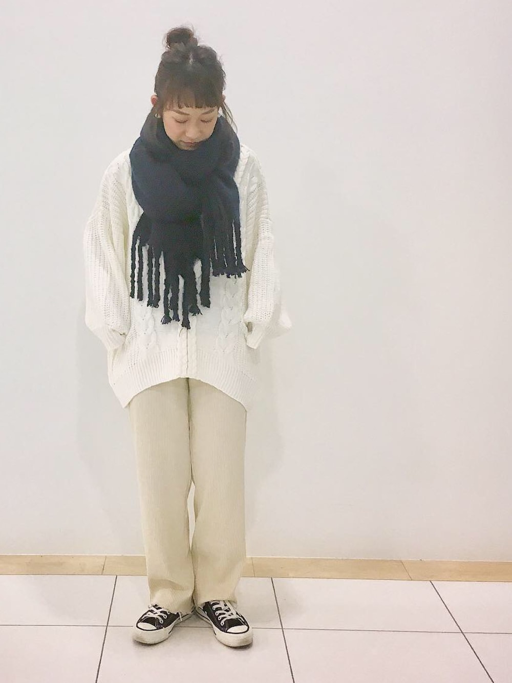 「ビッグシルエット、お洒落さんとつながりたい、ざっくりニット、リブパンツ、マフラーぐるぐる、マフラー、お団子ヘアー、ホワイトコーデ、greenparks、converse」｜「Green　Parksのブークレムジストール（ストール/ショール、ブルー系）」を使った、atsuko▼△さん（レディース・151cm）の秋コーディネートの1枚目の写真