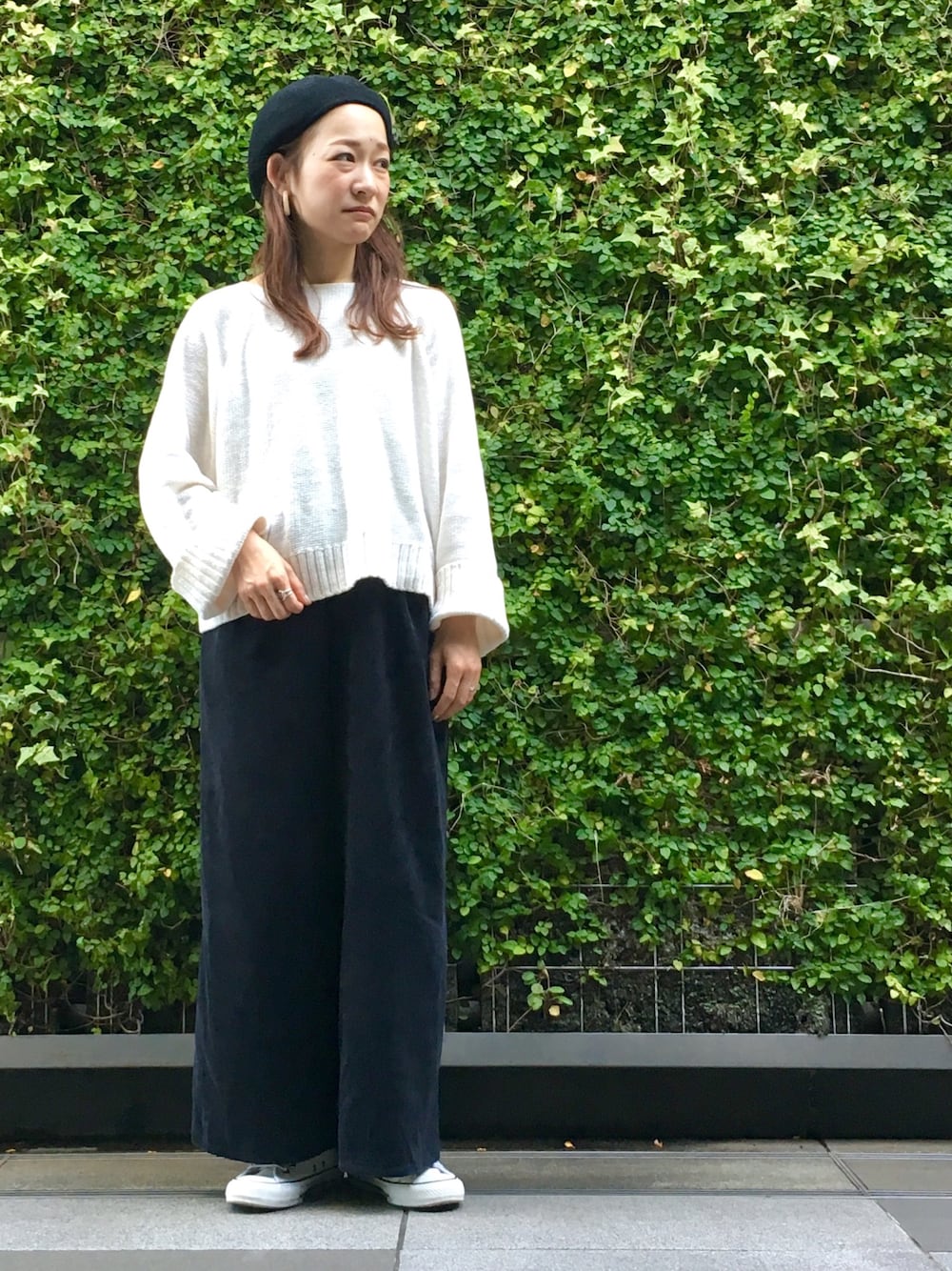 「秋コーデ、今日のコーデ、シンプル、黒、低身長、パンツスタイル、いいね、save、フォローお願いします🤑、ブラック、白ニット、ベレー帽」｜「Green　Parksの・furryrate ベロアモールニットプルオーバー（ニット/セーター、ホワイト系）」を使った、atsuko▼△さん（レディース・151cm）の秋コーディネートの1枚目の写真