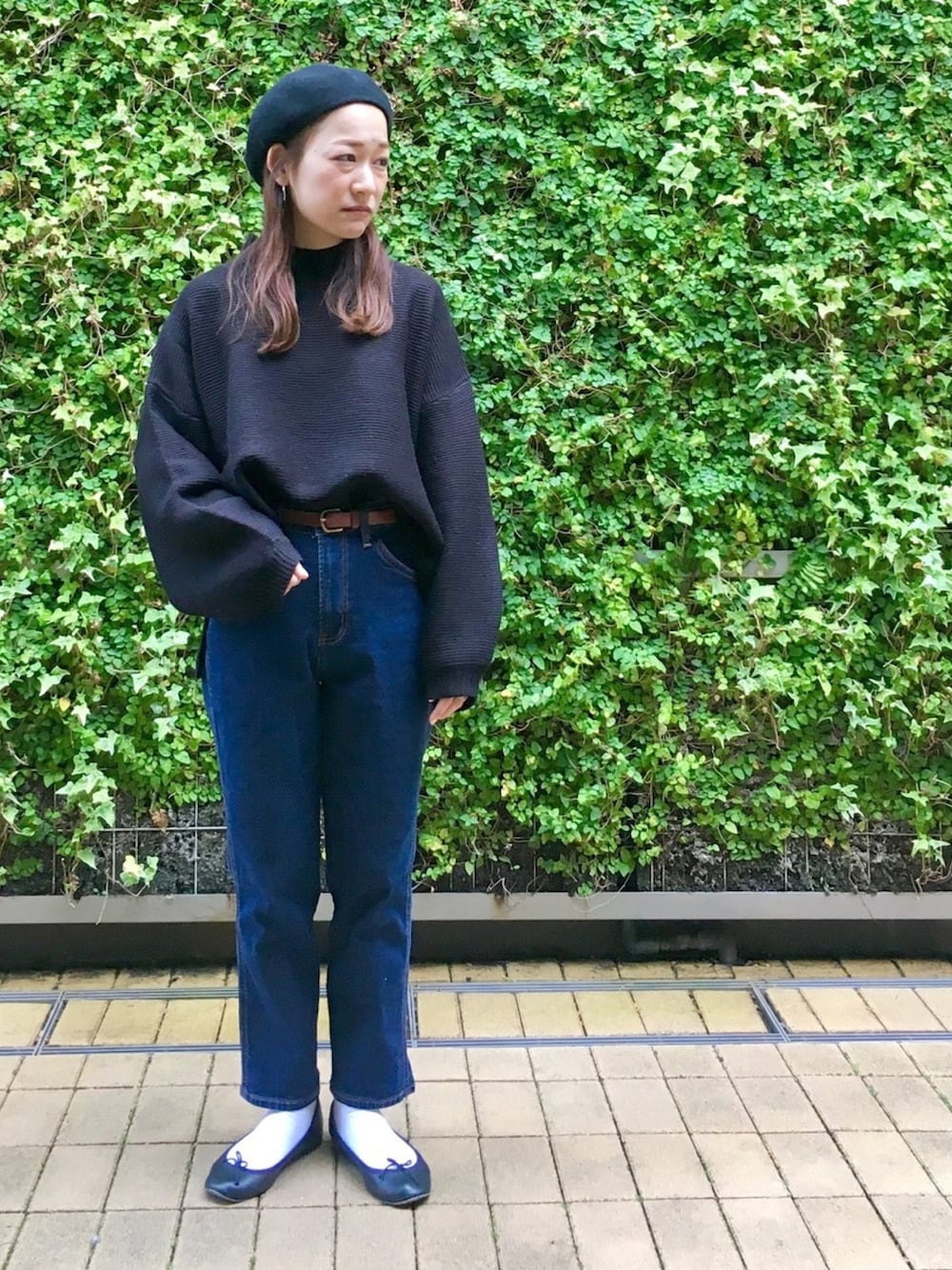 「秋コーデ、シンプル、黒、ブラック、ニット、パンツスタイル、バレエシューズ、ベレー帽、デニム」｜「Green　Parksのアイテム（ニット/セーター、ブラック系）」を使った、atsuko▼△さん（レディース・151cm）の秋コーディネートの1枚目の写真