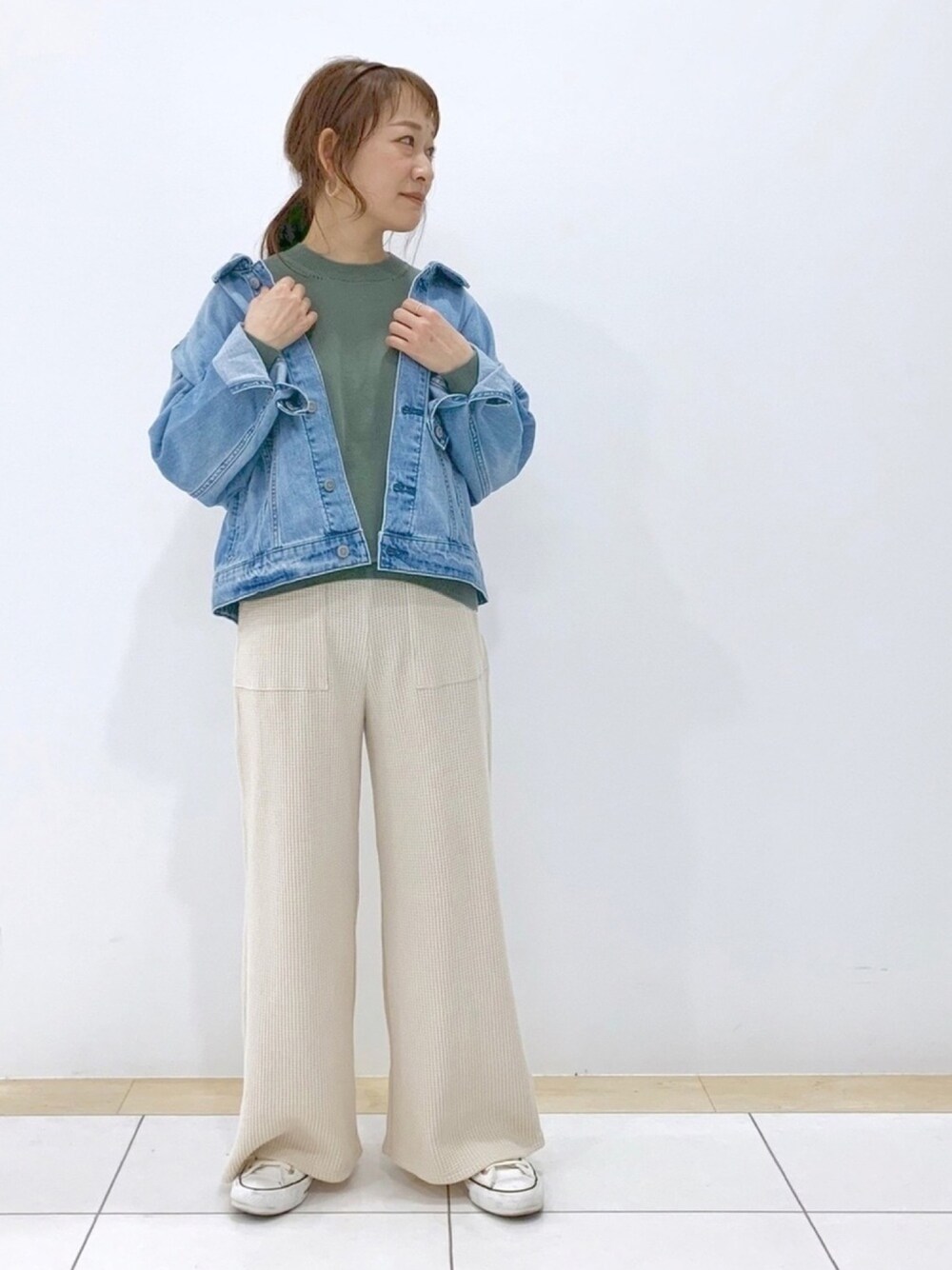 「春、カジュアルコーデ、パンツスタイル、デニム、低身長、スタッフセンバツ、プチプラコーデ、春コーデ、カーキ、converse」｜「earth music&ecologyのCOTTON USAデニム(BIG Gジャン) ●（デニムジャケット、ブルー系）」を使った、atsuko▼△さん（レディース・151cm）の冬コーディネートの1枚目の写真