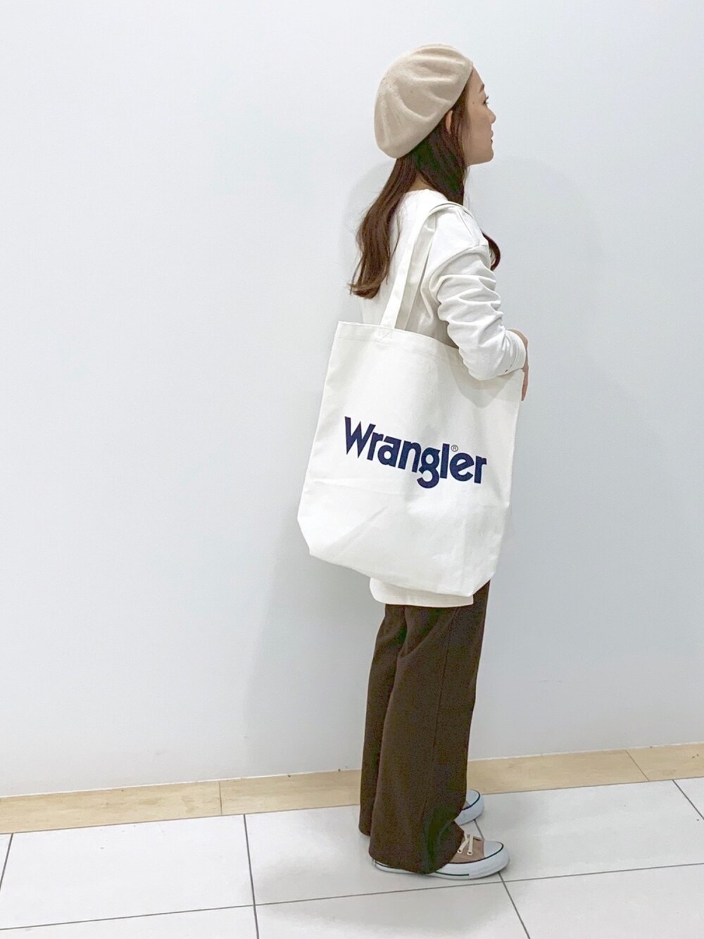 「春、カジュアルコーデ、パンツスタイル、スニーカーコーデ、低身長、オーバーサイズ、モノトーン、大人カジュアル、converse、レギンス」｜「CA4LAのアイテム（ハンチング/ベレー帽、ベージュ系）」を使った、atsuko▼△さん（レディース・151cm）の冬コーディネートの1枚目の写真