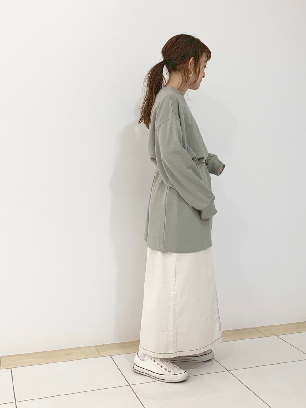 「春、オトナカジュアル、シンプルコーデ、カジュアルコーデ、converse、スカート、低身長、リラックススタイル、いいね、save、フォローお願いします🤑、カーキ」｜「Green　Parksのビックシルエットスウェットチュニック（Tシャツ/カットソー、グリーン系）」を使った、atsuko▼△さん（レディース・151cm）の春コーディネートの1枚目の写真