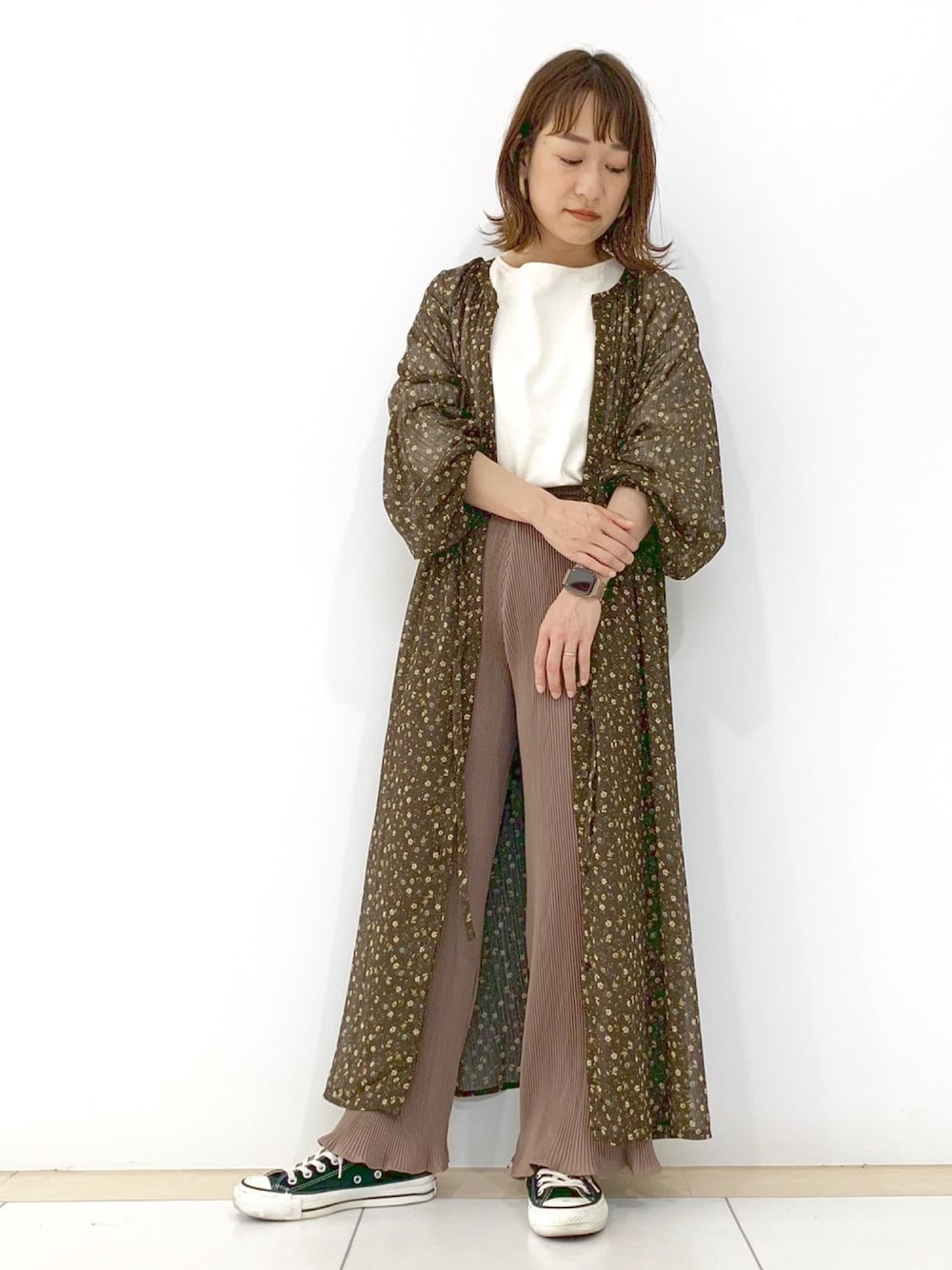 「秋のカフェオレコーデ、低身長、大人トレンドカジュアル、秋服、オトナ女子、オトナカジュアル、カジュアルコーデ、シャツワンピ、スニーカー、converse」｜「Green　Parksの・RAY CASSIN プリーツワイドパンツ（その他パンツ、ブラウン系）」を使った、atsuko▼△さん（レディース・151cm）の秋コーディネートの1枚目の写真