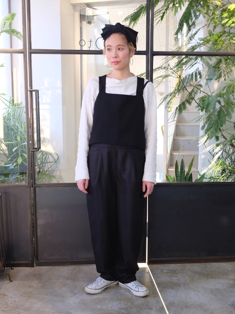 「シンプルコーデ、スニーカーコーデ、低身長、モノクロ、モノトーン、コンバース」｜「JOURNAL STANDARDのアイテム（Tシャツ/カットソー、ホワイト系）」を使った、森山保奈美さん（レディース・154cm）の春コーディネートの1枚目の写真