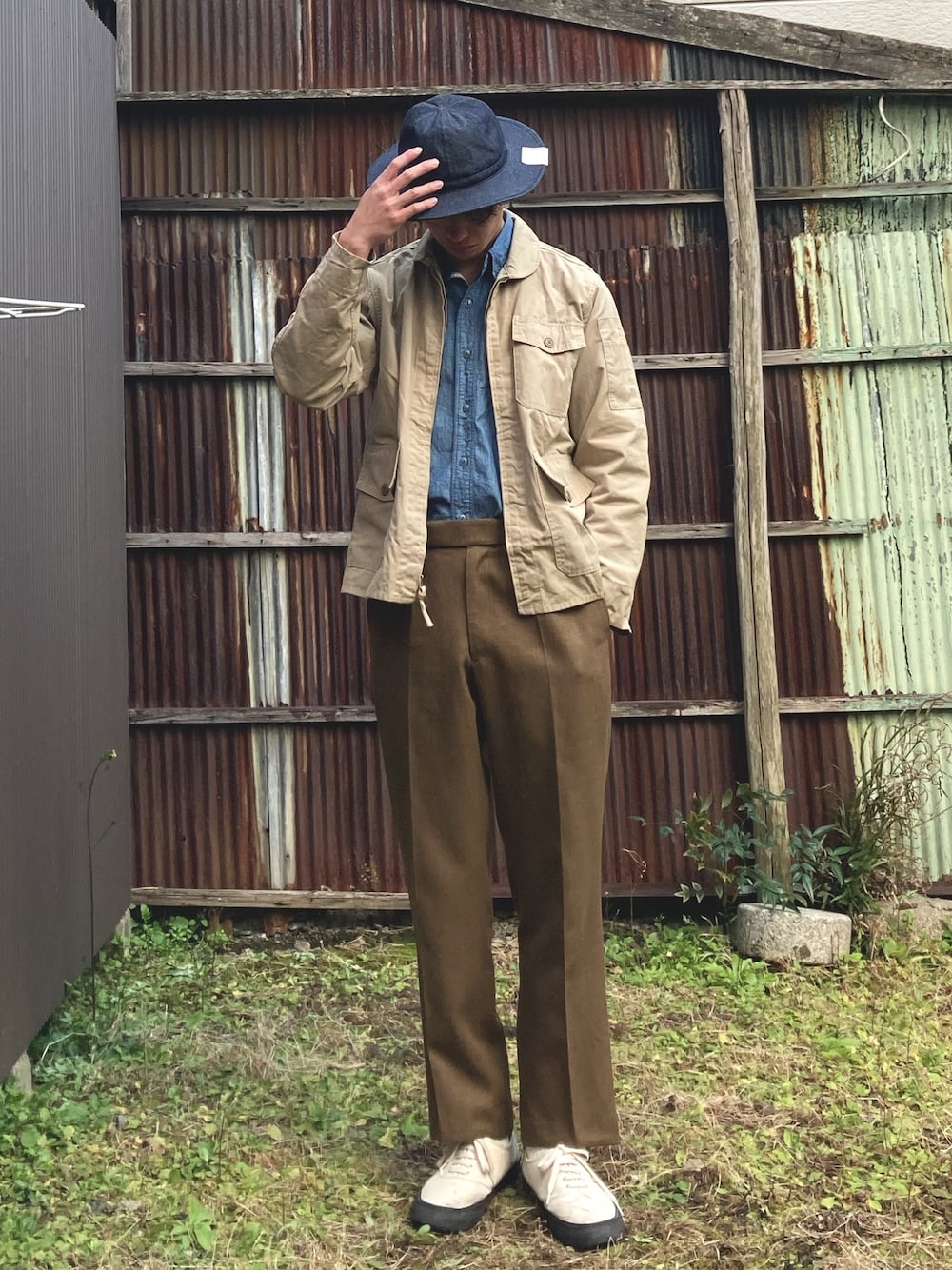 「ミリタリー、フライトジャケット、デニムハット、シャンブレーシャツ、TROPHY CLOTHING、THE H.W. DOG&CO.、Corona、PRAS、春色、ベージュ」｜「british armyのbritish army No2 dress trousers（スラックス、ブラウン系）」を使った、二軒茶屋さん（メンズ・178cm）の春コーディネートの1枚目の写真