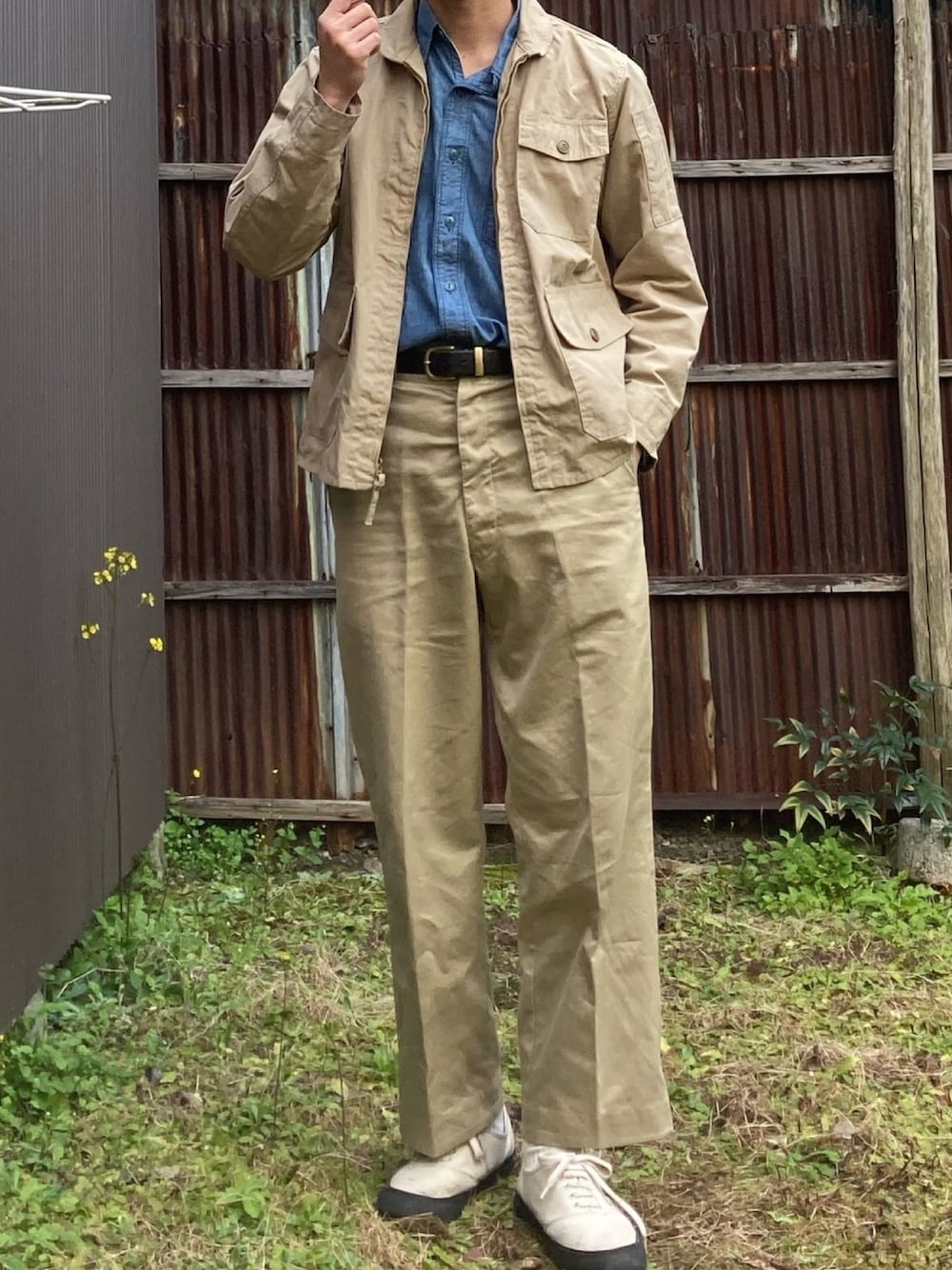「ミリタリージャケット、ベージュ、チノパン、USNAVY、USARMY、vintage、TROPHY CLOTHING、Corona、PRAS、春コーデ」｜「CORONAのアイテム（シャツ/ブラウス、ブルー系）」を使った、二軒茶屋さん（メンズ・178cm）の春コーディネートの1枚目の写真