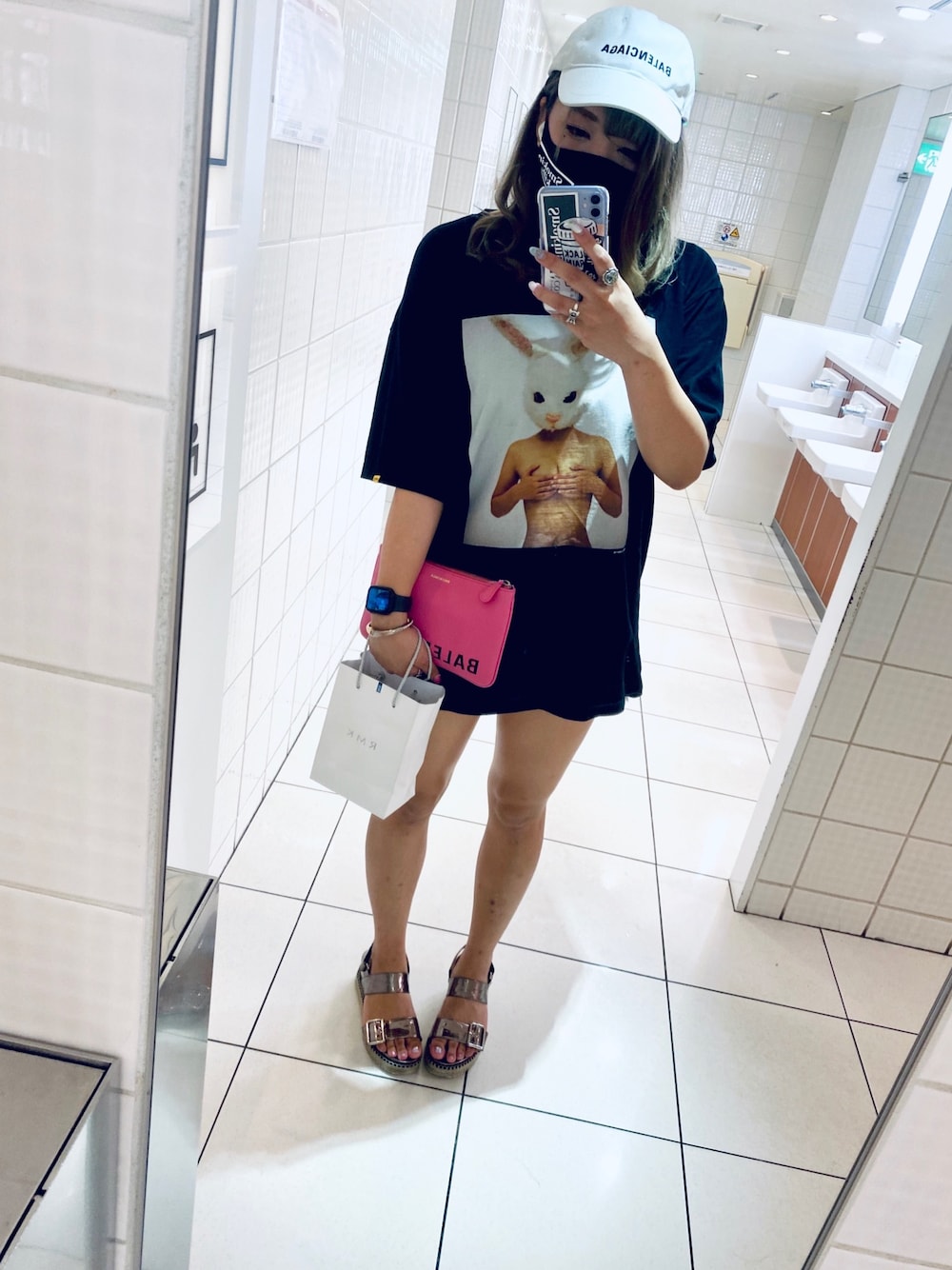 「おしゃれさんと繋がりたい、ストリート、FR2、BALENCIAGA」｜「BALENCIAGAのアイテム（クラッチバッグ、ピンク系）」を使った、fakestar1023さん（レディース・165cm）の秋コーディネートの1枚目の写真