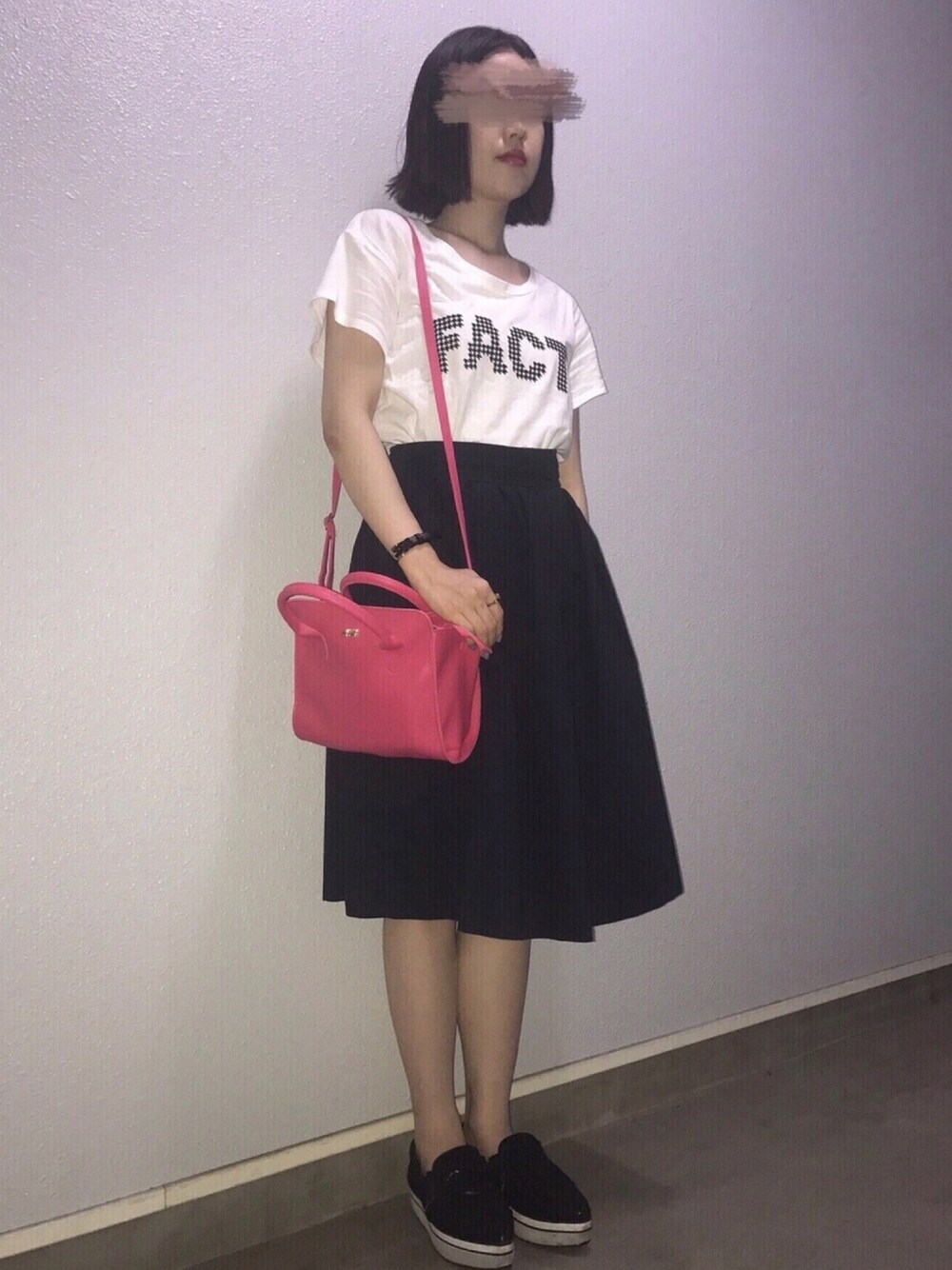 「casual、ootd、outfit、カジュアルコーデ、シンプルコーデ、スリッポン、ひざ丈スカート、フレアスカート、ゆるコーデ、ロゴT」｜「EGOISTのFACT-Ｔシャツ（Tシャツ/カットソー、ホワイト系）」を使った、Yum.iさん（レディース・160cm）の秋コーディネートの1枚目の写真