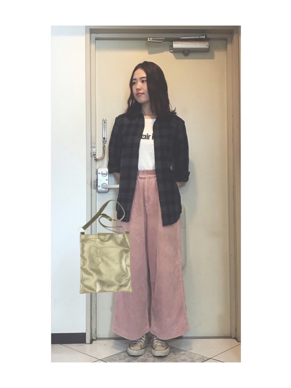 「ootd、UNIQLO、秋のコーデ、秋服、カジュアルコーデ、コンバース、シンプル、スニーカーコーデ、チェックシャツ、ラフ」｜「UNIQLOのアイテム（シャツ/ブラウス、グリーン系）」を使った、Yum.iさん（レディース・160cm）の秋コーディネートの1枚目の写真