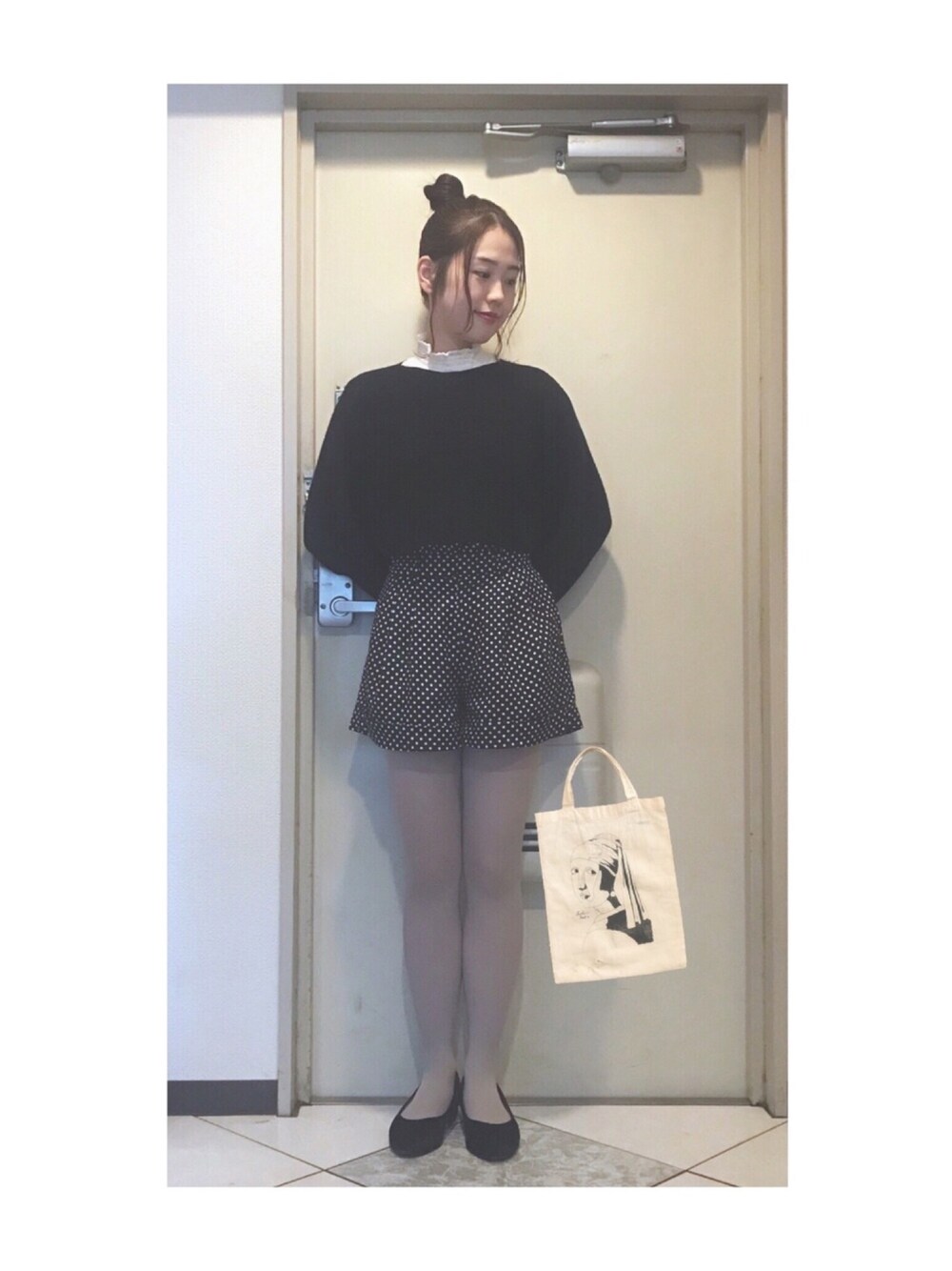 「2018マイベストコーデ、ootd、大人ガーリー、オトナ女子、クリスマスコーデ、ドット、バレエシューズ、プチプラコーデ、モノトーン、レイヤードスタイル」｜「GUのアイテム（シャツ/ブラウス、ホワイト系）」を使った、Yum.iさん（レディース・160cm）の冬コーディネートの1枚目の写真