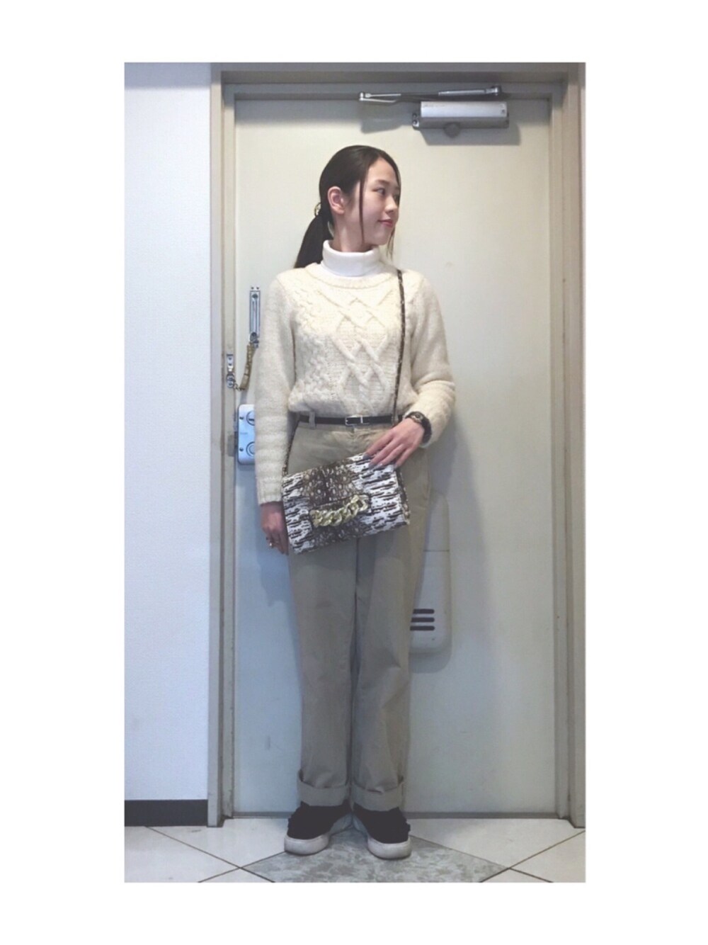 「大人コーデ、カジュアル、シンプル、シンプルコーデ、プチプラ、ベージュ、ベージュコーデ、メンズライク、レイヤードstyle、ワイドパンツ」｜「Adam et Rope' Le Magasinのリングヘアピン（バレッタ/ヘアクリップ、ゴールド系）」を使った、Yum.iさん（レディース・160cm）の冬コーディネートの1枚目の写真