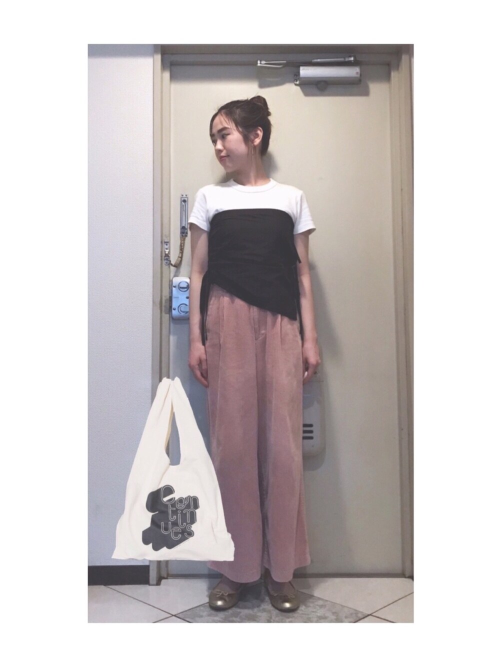 「ootd、UNIQLO、大人コーデ、カジュアル、韓国ファッション、シンプル、夏コーデ、パンツスタイル、ゆるコーデ、楽チンコーデ」｜「UNIQLOのクルーネックT（半袖）（Tシャツ/カットソー、ホワイト系）」を使った、Yum.iさん（レディース・160cm）の夏コーディネートの1枚目の写真