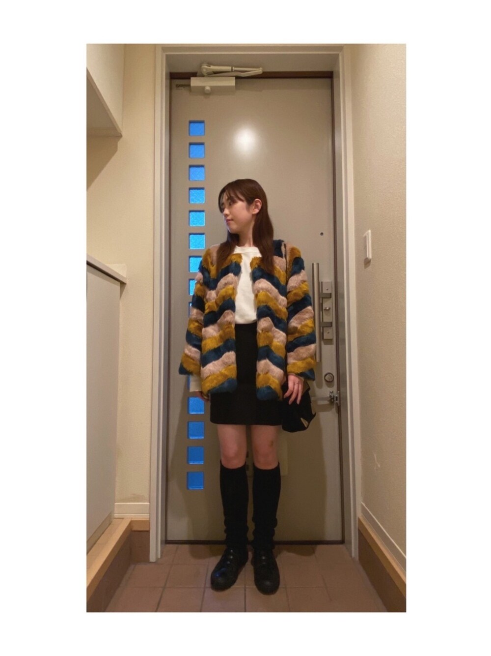 「converse、オトナカジュアル、オトナ女子、カラフル、着回しコーデ、休日スタイル、スニーカーコーデ、タイトスカート、春、ファーコート」｜「LILY BROWNのフェイクファーコート（ジャケット/アウター、その他）」を使った、Yum.iさん（レディース・160cm）の春コーディネートの1枚目の写真