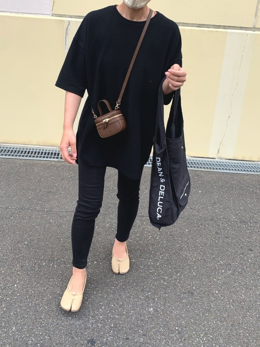 「シンプル、ブラック、ママコーデ」｜「ZARAのアイテム（パンツ、ブラック系）」を使った、ohanabouさん（レディース・154cm）の春コーディネートの1枚目の写真