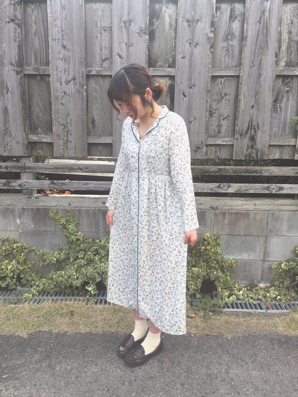 「春コーデ、ワンピース、パジャマワンピース、cepo.、ローファー、リボン靴下、花柄」｜「cepoの花柄パジャマワンピース（ワンピース、ホワイト系）」を使った、きょんすけさん（レディース・156cm）の春コーディネートの1枚目の写真