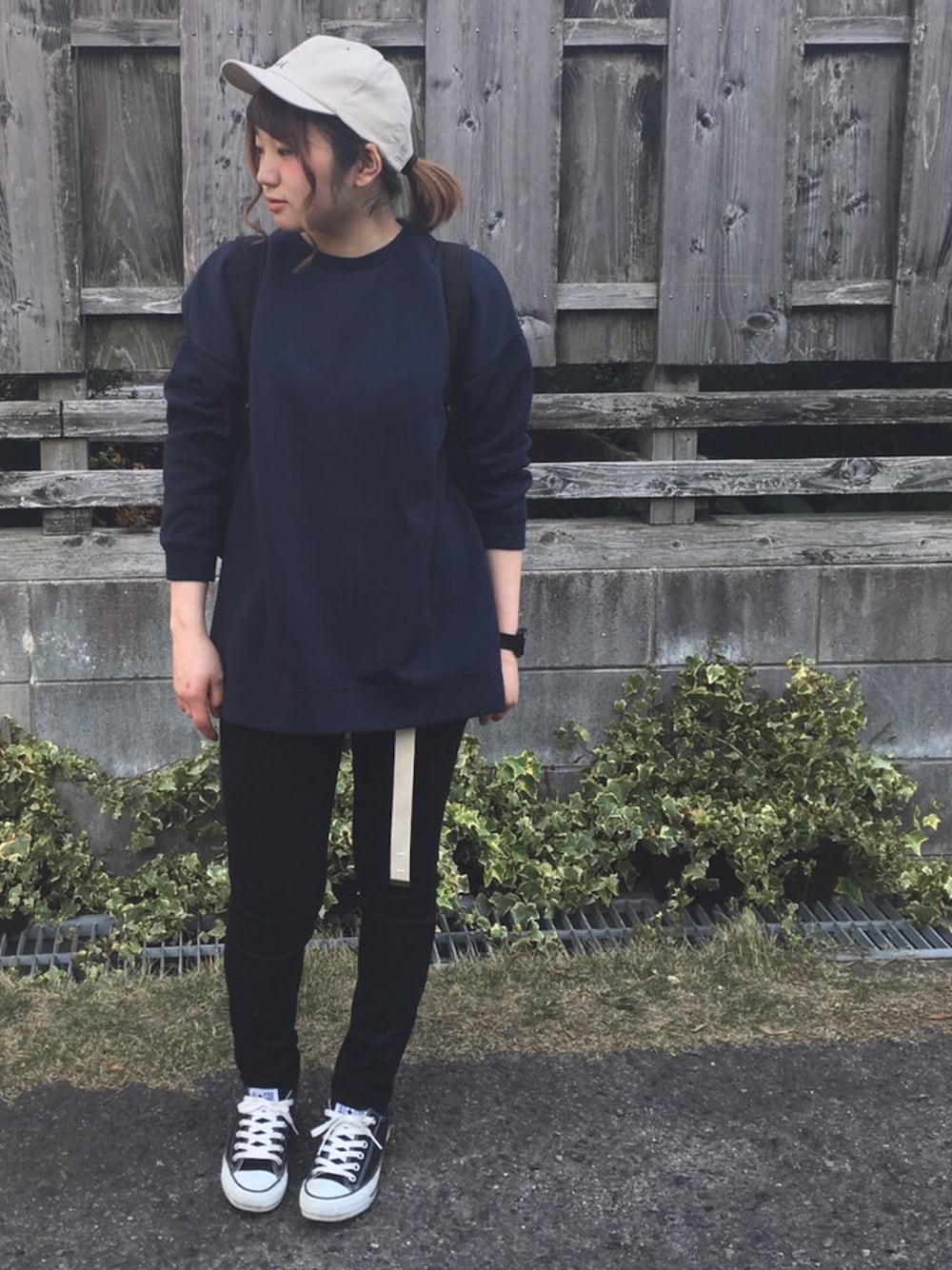 「ストリート、UNIQLO、スキニー、キャップ、スニーカー、コンバース、ガチャベルト、今日のコーデ、黒、時計」｜「studio CLIPのアイテム（スウェット、ブルー系）」を使った、きょんすけさん（レディース・156cm）の春コーディネートの1枚目の写真