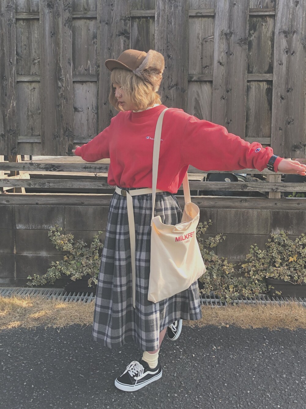 「スニーカーコーデ、チェック、チェックスカート、冬、古着、トレーナー、スニーカー、フライトキャップ、赤、ガチャベルト」｜「studio CLIPのフェイクファーパイロットキャップ（帽子、ブラウン系）」を使った、きょんすけさん（レディース・156cm）の冬コーディネートの1枚目の写真