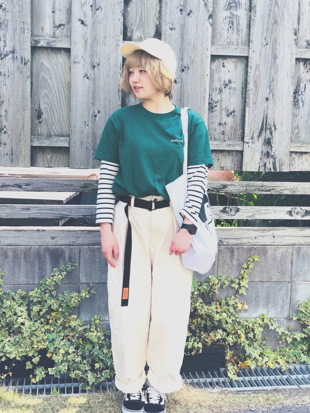 「スニーカー、spring、はるコーデ、ホワイト、ボーダー、重ね着、フランスカンテープベルト、グリーン、キャップ、春コーデ」｜「UNIVERSAL OVERALLのUNIVERSAL OVERALL フランスカンベルト             （ベルト、ブラック系）」を使った、きょんすけさん（レディース・156cm）の春コーディネートの1枚目の写真