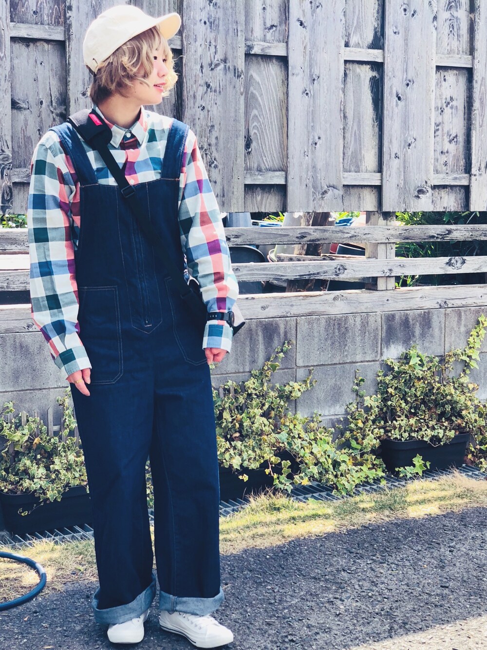 「休日スタイル、デニム、おしゃれさんと繋がりたい、スニーカー、オールインワン、白いスニーカー、チェックシャツ、春コーデ、ショルダーバッグ、キャップ」｜「cepoのデニムワイドサロペット（サロペット/オーバーオール、ブルー系）」を使った、きょんすけさん（レディース・156cm）の春コーディネートの1枚目の写真