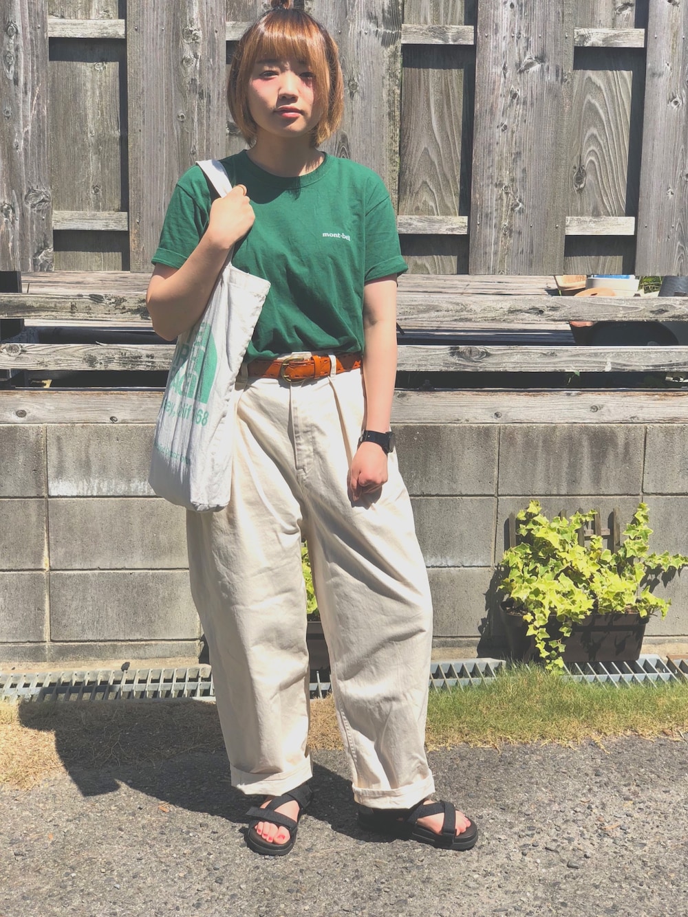 「カジュアル、夏、Tシャツ、白パンツ、スポーツサンダル、シャツイン、緑、ボーイッシュ、ベルト、ホワイト」｜「studio CLIPのスポーツサンダル（サンダル、ブラック系）」を使った、きょんすけさん（レディース・156cm）の夏コーディネートの1枚目の写真