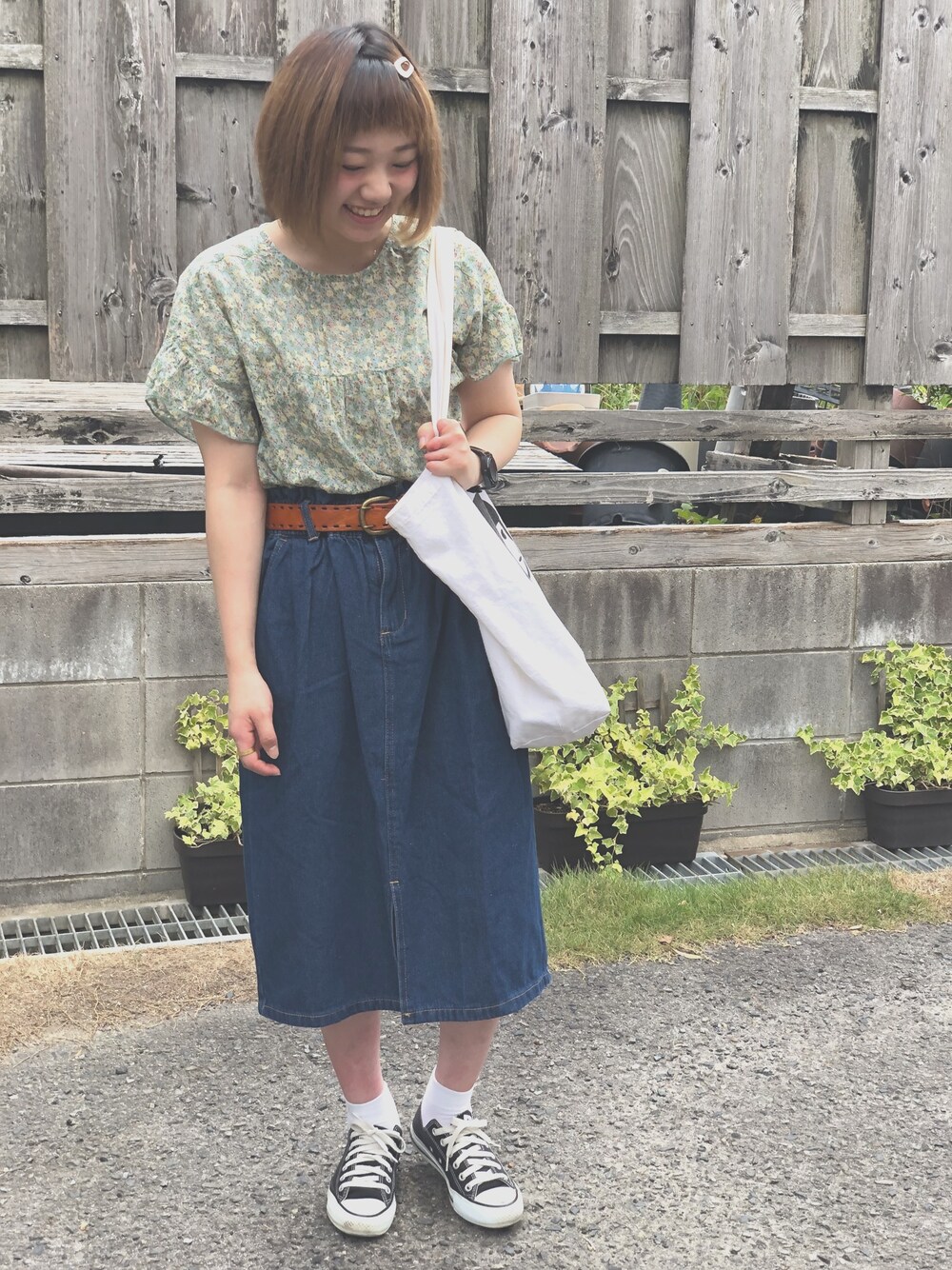 「夏コーデ、カジュアルコーデ、夏セールで買いました、夏、休日スタイル、スニーカー、デニムスカート、花柄、トートバッグ、ブラウス」｜「CONVERSEのアイテム（スニーカー、ブラック系）」を使った、きょんすけさん（レディース・156cm）の夏コーディネートの1枚目の写真