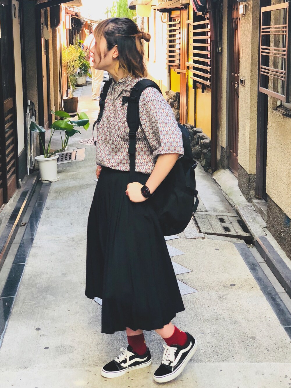「黒、スニーカー、古着、プリーツスカート、柄シャツ、京都、リュック、赤い靴下、古着屋巡り、おしゃれさんと繋がりたい」｜「古着のアイテム（スカート、ブラック系）」を使った、きょんすけさん（レディース・156cm）の夏コーディネートの1枚目の写真