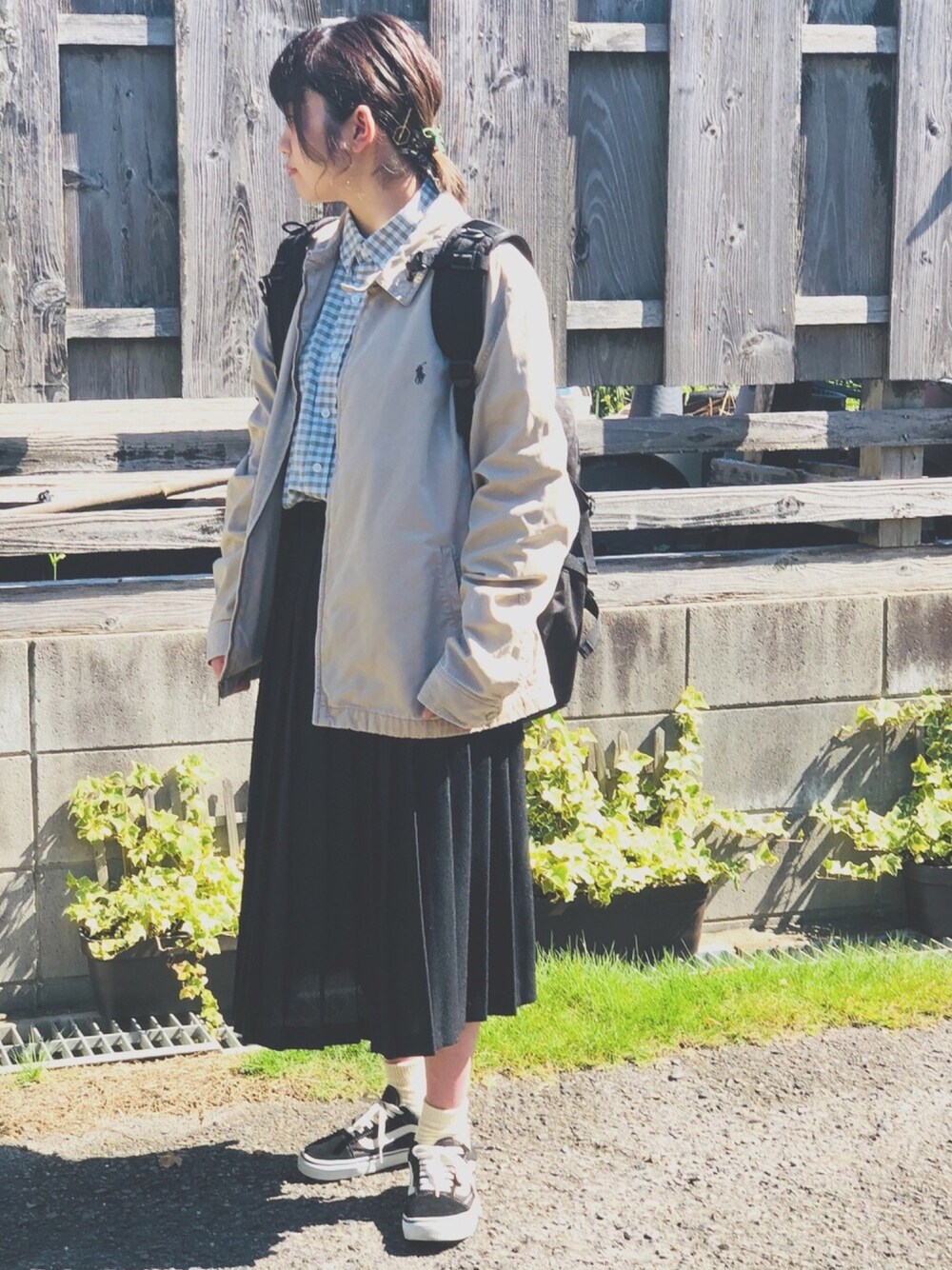 「スニーカーコーデ、カジュアル、秋、ビッグシルエット、おしゃれさんと繋がりたい、スカート、ベージュ、プリーツスカート、スウィングトップ、黒」｜「古着のアイテム（スカート、ブラック系）」を使った、きょんすけさん（レディース・156cm）の秋コーディネートの1枚目の写真