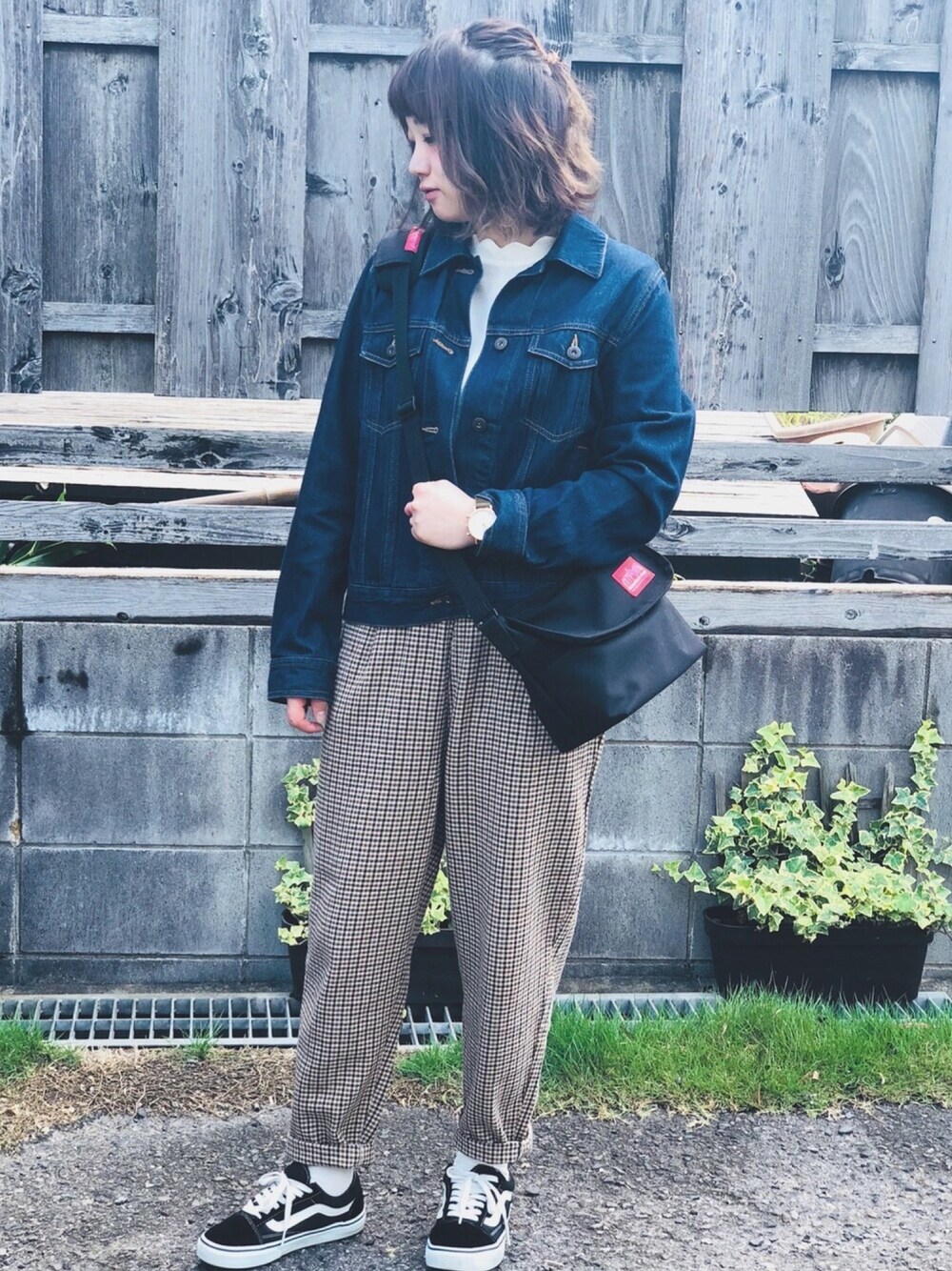 「秋のコーデ、おしゃれさんと繋がりたい、パンツスタイル、ショルダーバッグ、ブラウン、デニムジャケット、Gジャン、GU、テーパードパンツ、千鳥柄」｜「earth music&ecologyの洗えるウール見えコットンパンツ(テーパード) ●（その他パンツ、イエロー系）」を使った、きょんすけさん（レディース・156cm）の秋コーディネートの1枚目の写真