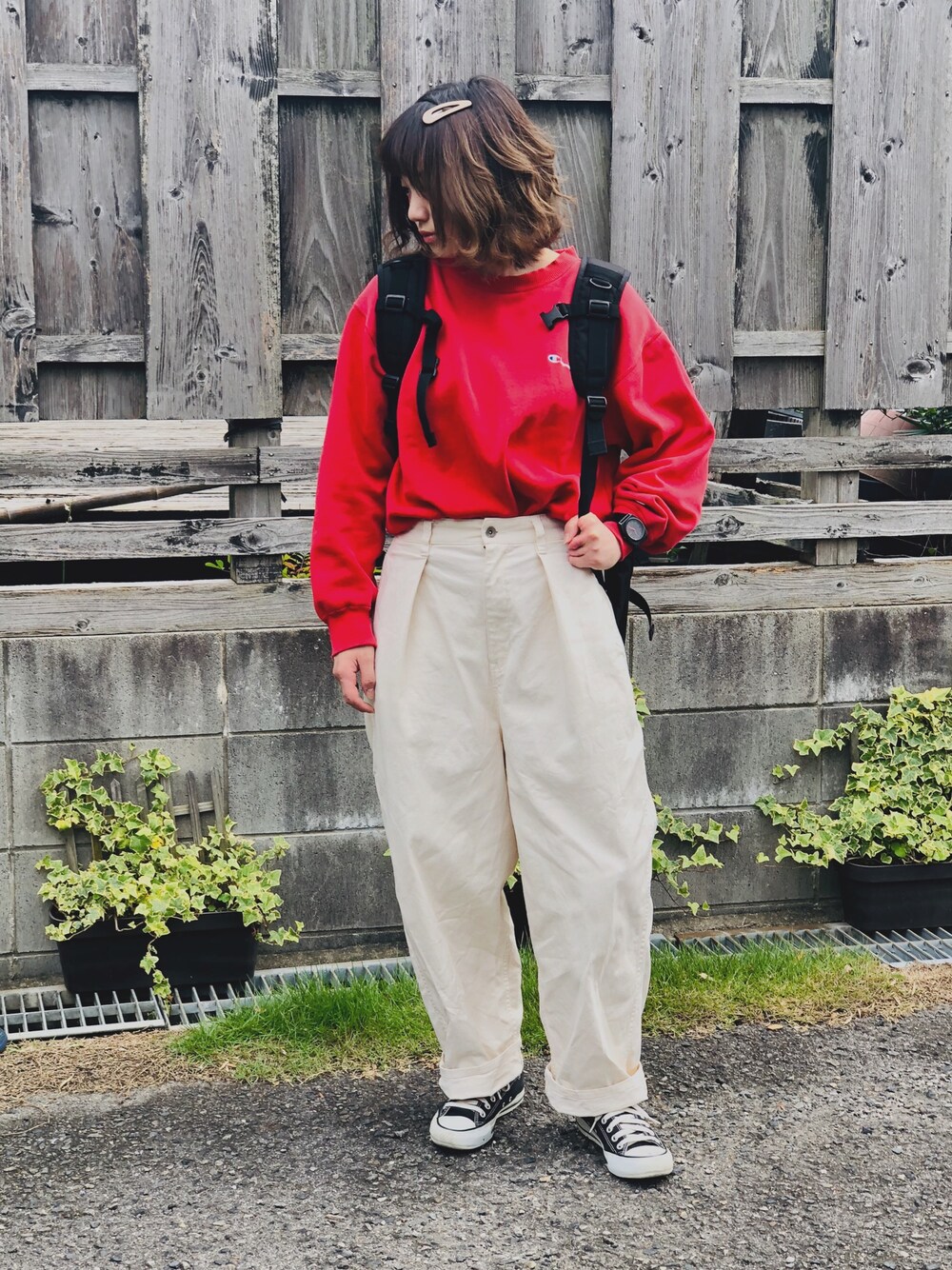 「秋コーデ、used、トレーナー、古着、白パンツ、スニーカー、秋、リュック、白デニム、メンズライク」｜「niko and...のアイテム（パンツ、ホワイト系）」を使った、きょんすけさん（レディース・156cm）の秋コーディネートの1枚目の写真