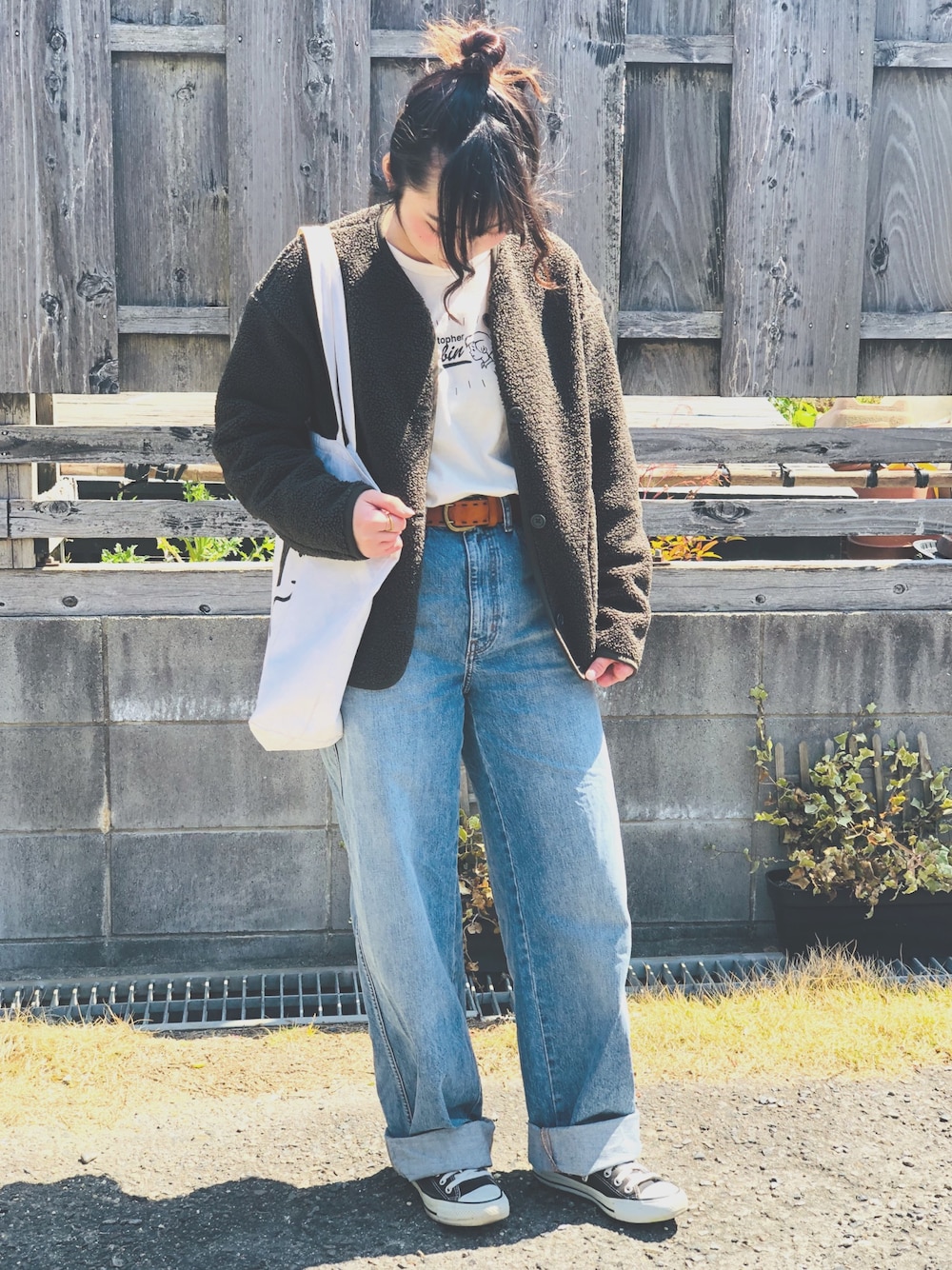 「春コーデ、休日スタイル、コンバース、スニーカー、デニムコーデ、UNIQLO、インスタイル、春、おだんごヘアー、白トートバッグ」｜「UNIQLOのハイライズワイドストレートジーンズ（デニムパンツ、ブルー系）」を使った、きょんすけさん（レディース・156cm）の春コーディネートの1枚目の写真