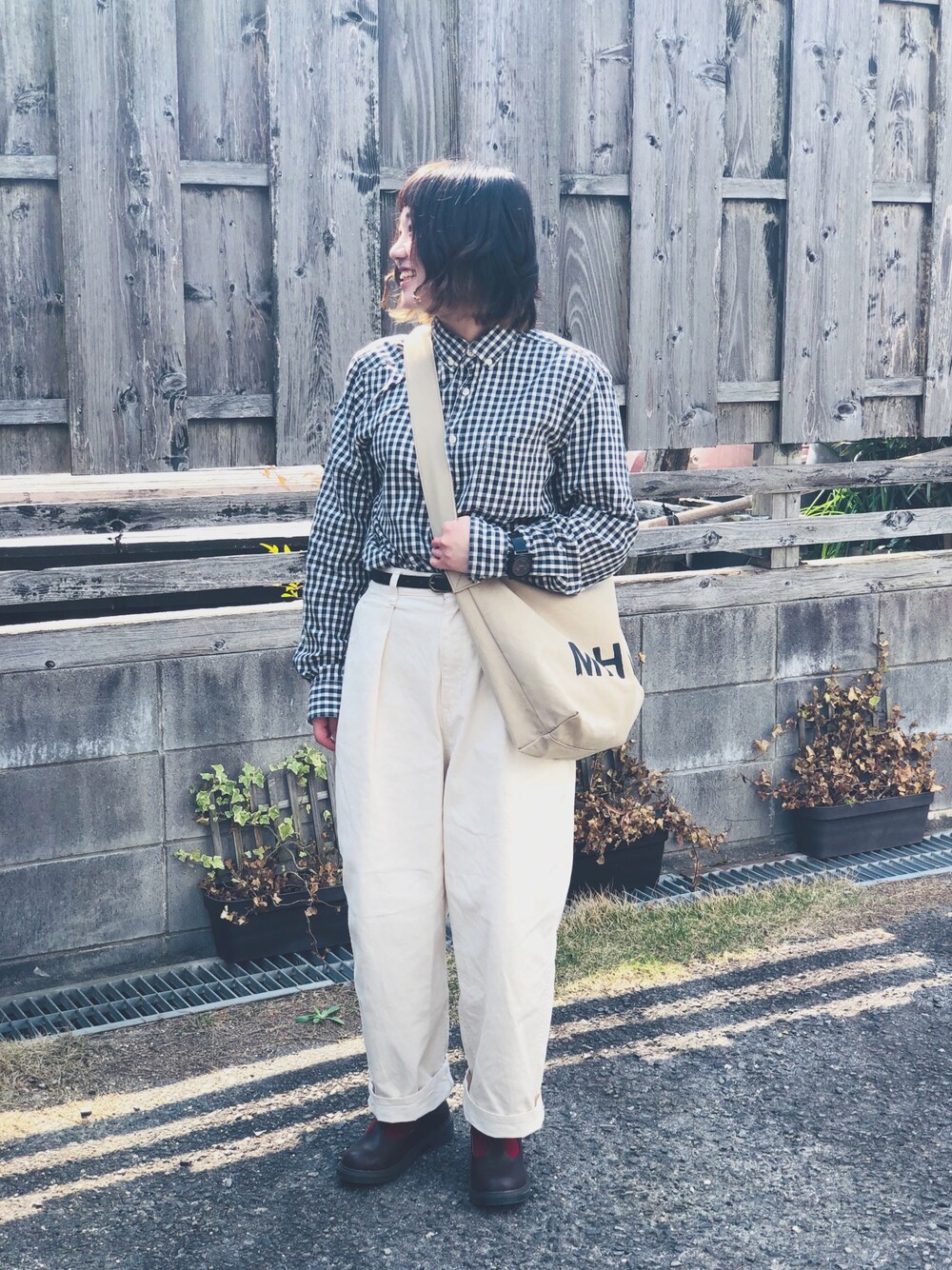 「春コーデ、パンツスタイル、おしゃれさんと繋がりたい、ショートヘア、シャツスタイル、チェック、チェックシャツ、古着、ショルダーバッグ、マーガレット・ハウエル(MARGARET HOWELL)」｜「niko and...のアイテム（パンツ、ホワイト系）」を使った、きょんすけさん（レディース・156cm）の春コーディネートの1枚目の写真