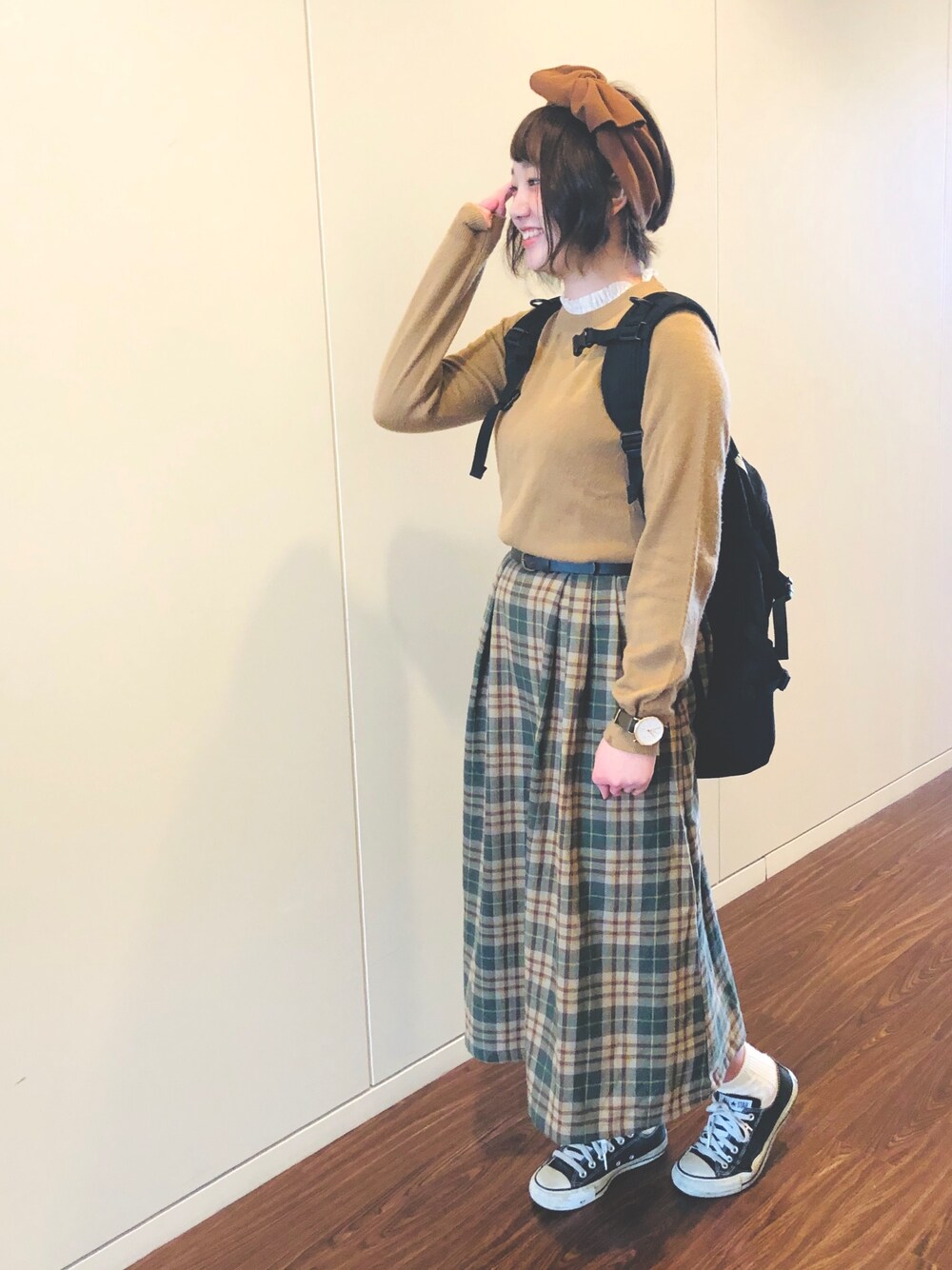 「秋色、スニーカーコーデ、チェック柄、ワントーンコーデ、ヘアバンド、ブラウン、アースカラー、女の子、カフェ、スカート」｜「ehka sopoのタータンチェックスカート（スカート、グリーン系）」を使った、きょんすけさん（レディース・156cm）の秋コーディネートの1枚目の写真