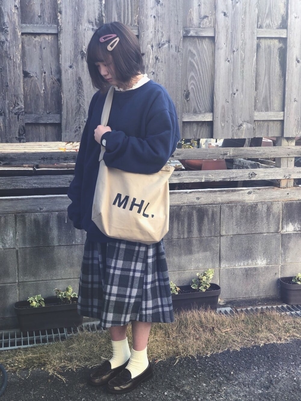 「今日のコーデ、秋冬コーデ、お洒落さんとつながりたい、トレーナー、スウェット、古着、スカート、チェック、ショルダーバッグ、デカピン」｜「MARGARET HOWELLのアイテム（ショルダーバッグ、グリーン系）」を使った、きょんすけさん（レディース・156cm）の冬コーディネートの1枚目の写真