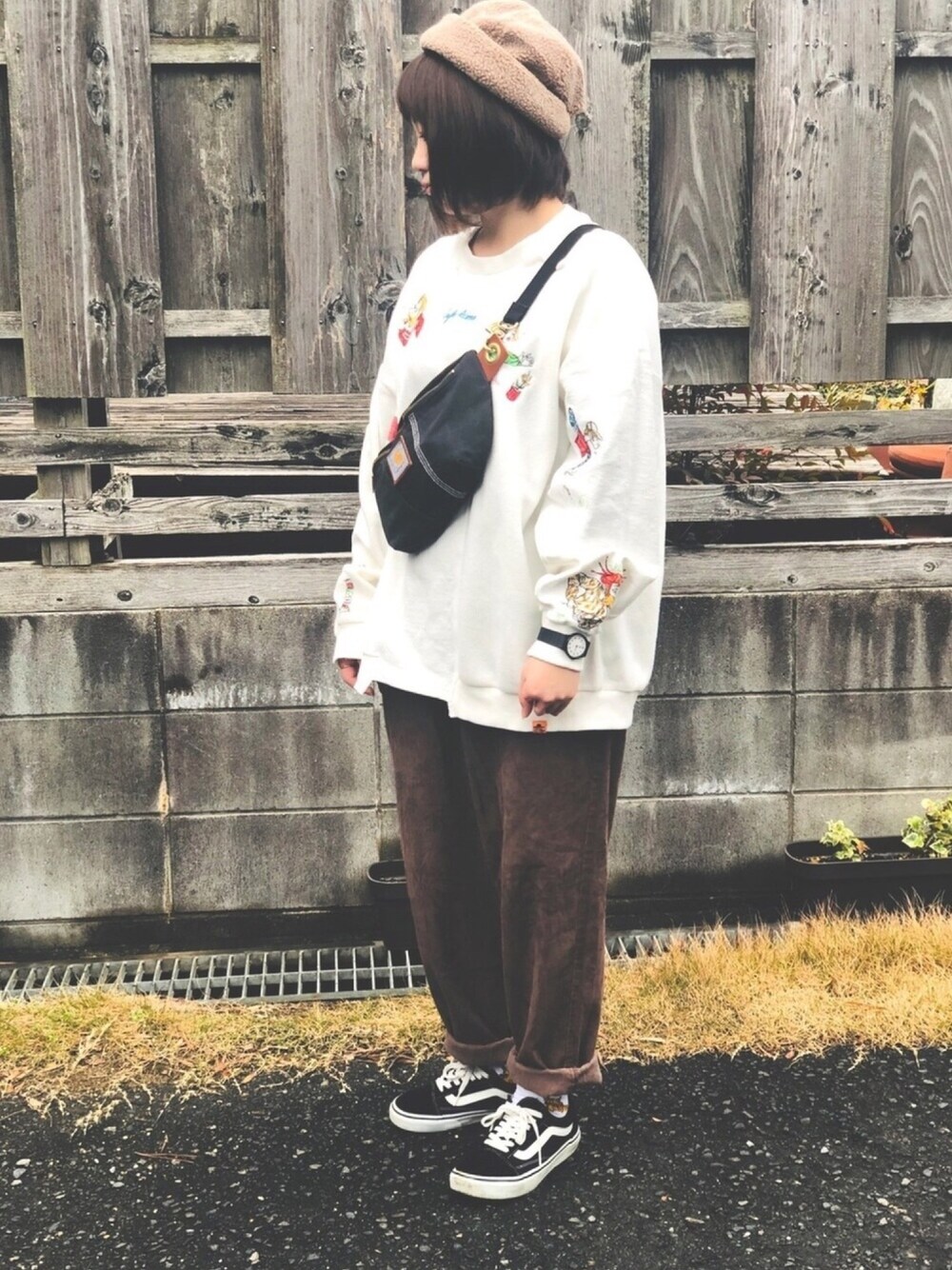 「テーパードパンツ、カジュアルコーデ、古着、スニーカー、もこもこ、Left Alone、スウェード、オールドスクール、刺繍、フィッシャーマンキャップ」｜「LEFT ALONEのアイテム（スウェット、ホワイト系）」を使った、きょんすけさん（レディース・156cm）の冬コーディネートの1枚目の写真