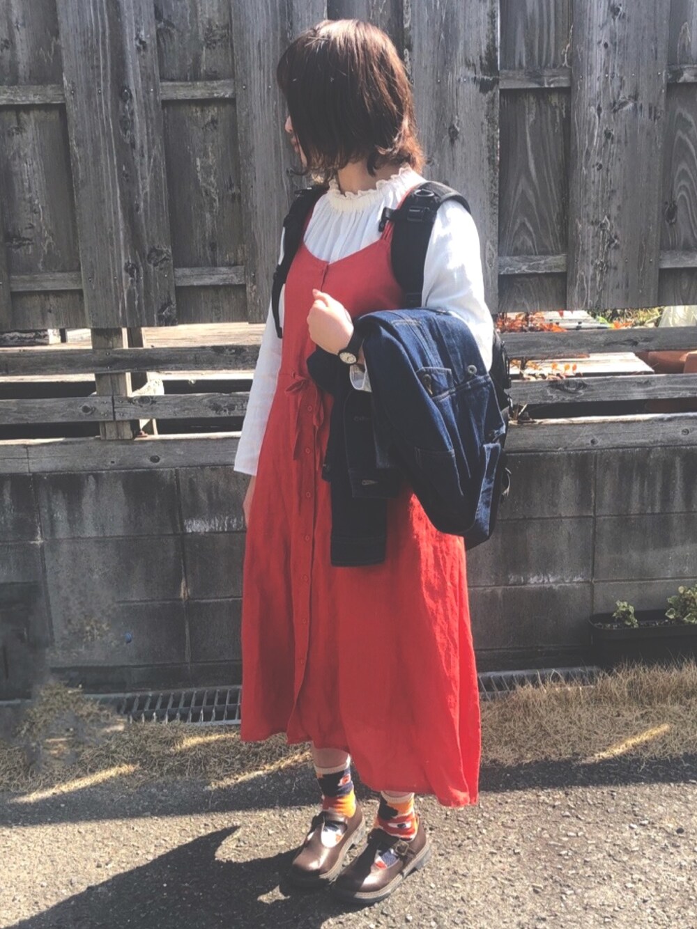 「おしゃれさんと繋がりたい、休日スタイル、GU、ワンピース、春コーデ、デニムジャケット、女の子、ふんわり、靴下屋、バックパック」｜「Crispの【mer6月号掲載商品】リネンロングワンピース（ワンピース、レッド系）」を使った、きょんすけさん（レディース・156cm）の春コーディネートの1枚目の写真