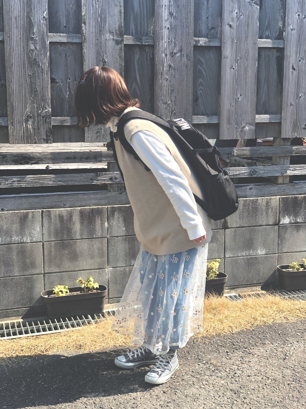 「UNIQLO、スニーカーコーデ、ハイカットスニーカー、パステル映える春、春コーデ、ニットベスト、デニム、チュールスカート、タートルネック、バックパック」｜「UNIQLOのオーバーサイズクルーネックベスト（ニット/セーター、ベージュ系）」を使った、きょんすけさん（レディース・156cm）の春コーディネートの1枚目の写真