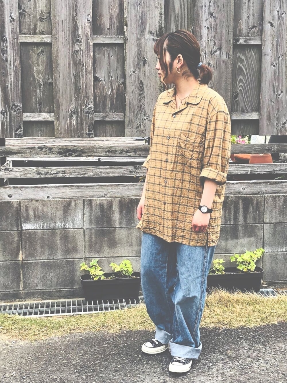 「ユニクロ、休日コーデ、ラフ、スニーカー、デニムパンツ、ユニクロ縛り、プチプラ、おうちファッション、ビンテージアクセサリー、メンズライク」｜「UNIQLOのアイテム（シャツ/ブラウス、ブラウン系）」を使った、きょんすけさん（レディース・156cm）の春コーディネートの1枚目の写真